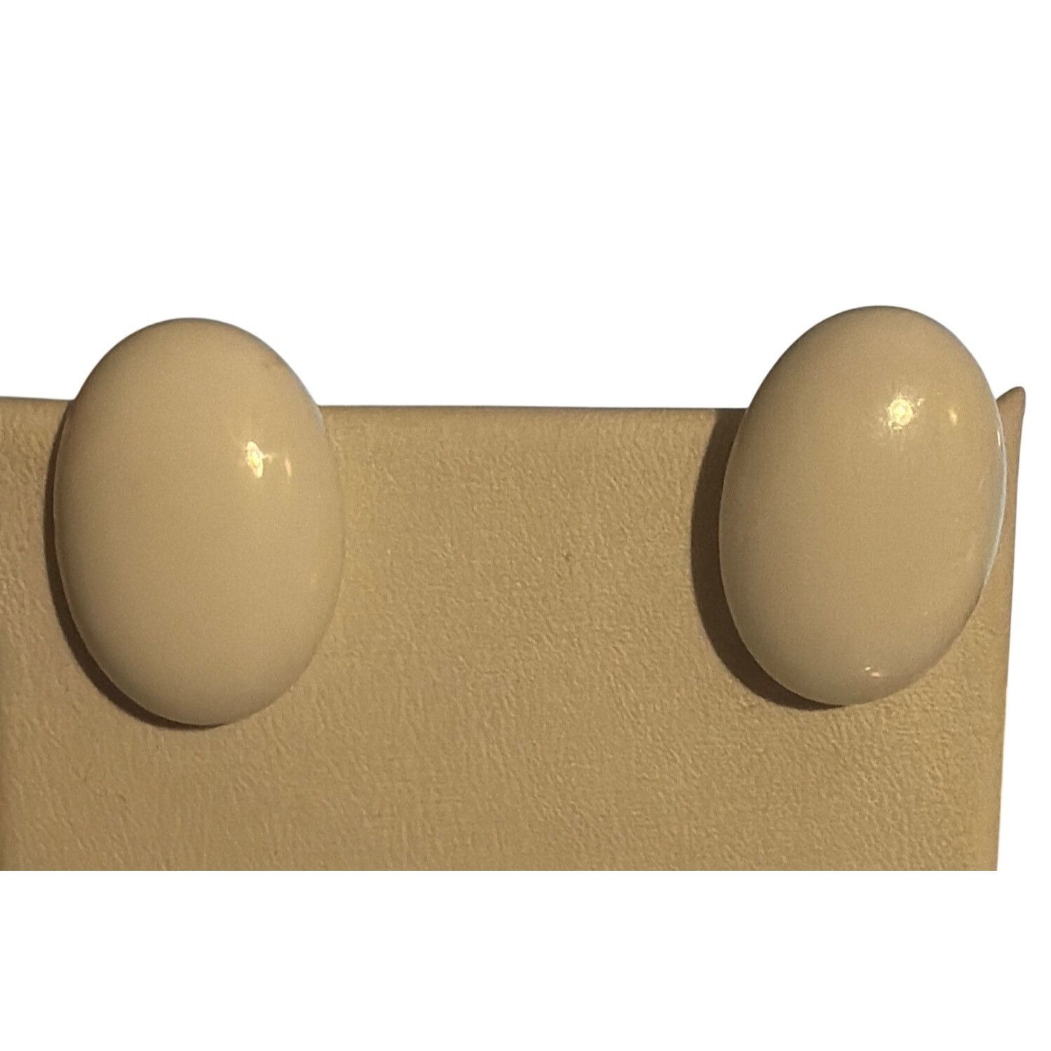 Other Vintage White Milk Glass Button Clip On Earrings Gold Tone E Size ONE SIZE - 1 Thumbnail
