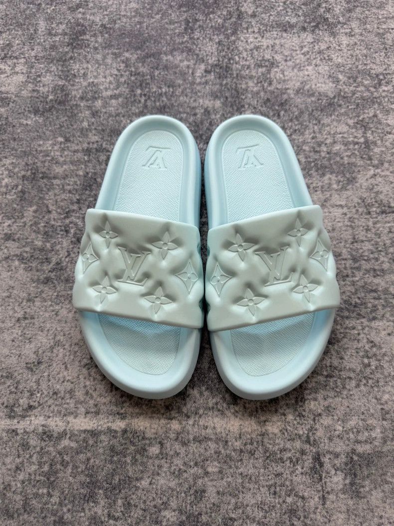 Louis Vuitton Louis Vuitton Baby Blue Embossed Slipper Size US 8 / EU 41 - 2 Thumbnail