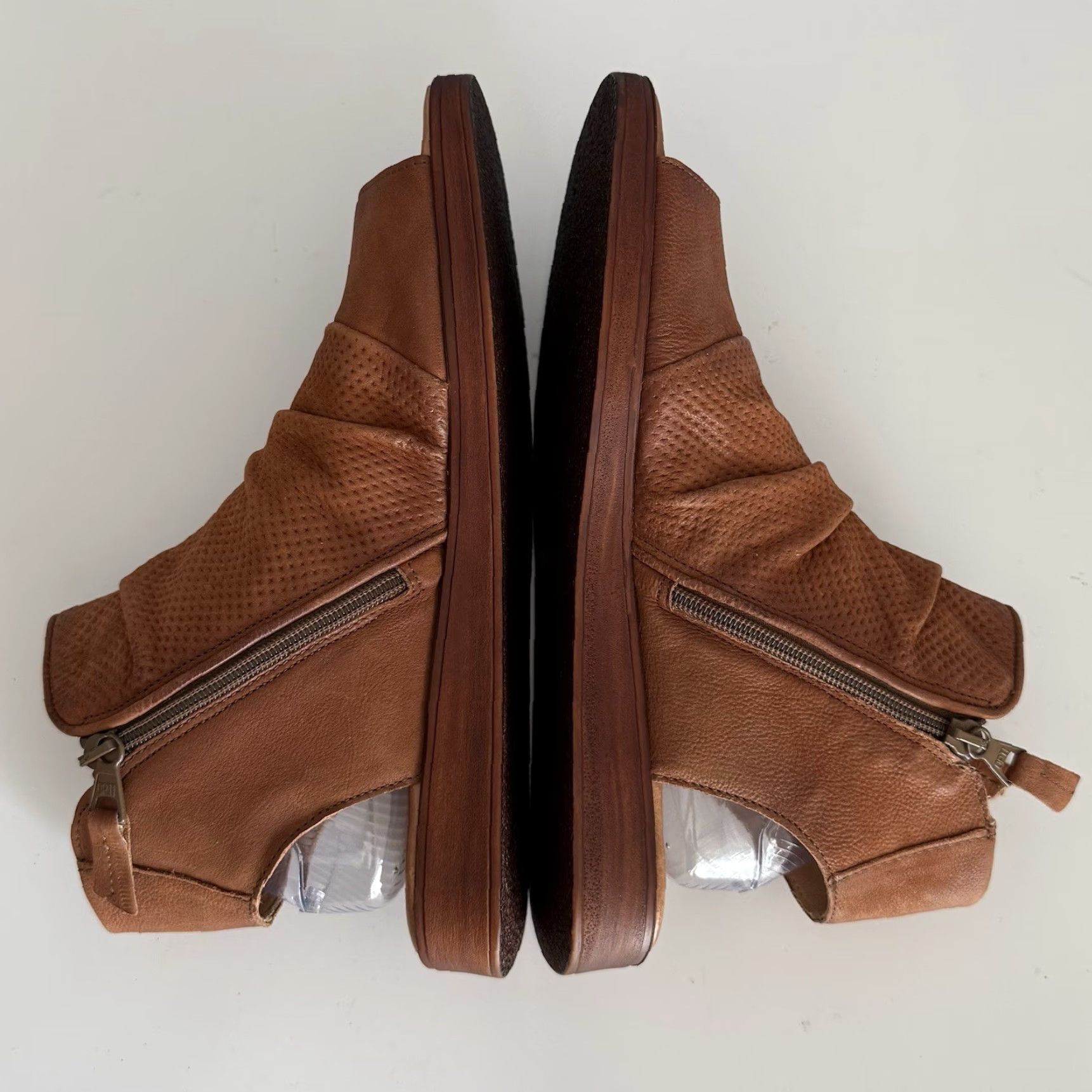 Vintage VINTAGE Miz Mooz Goddess Side Zip Leather Sandals Brown 40 Open Toe Gladiator Women Sandal, Size 9 US, Leather Upper, Brown, 3/4" Heel, Gold-Trim? Size US 10 / IT 40 - 4 Thumbnail