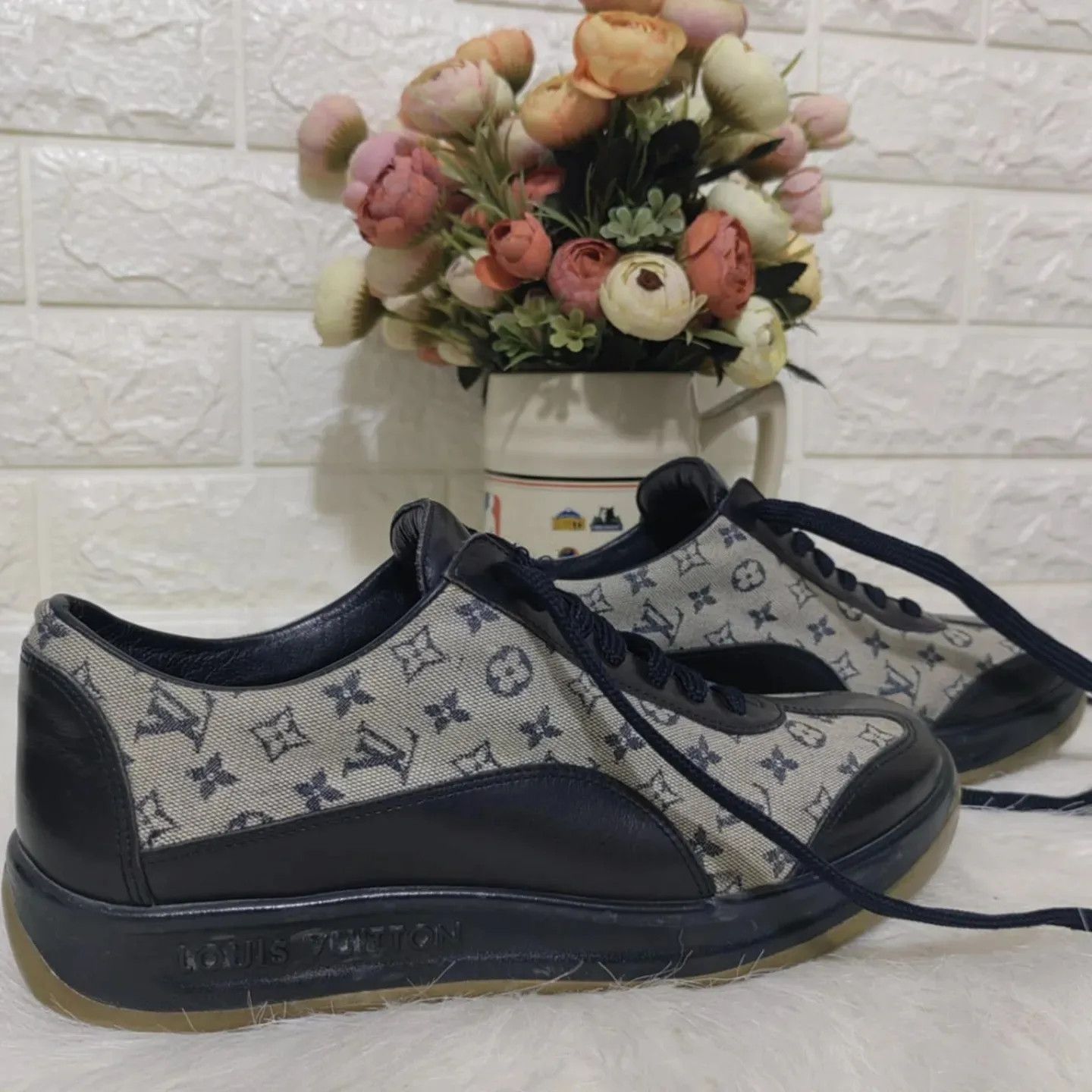Louis Vuitton LOUIS VUITTON LV LEATHER LOW TOP MONOGRAM SNEAKERS Size US 5 / EU 37 - 8 Thumbnail
