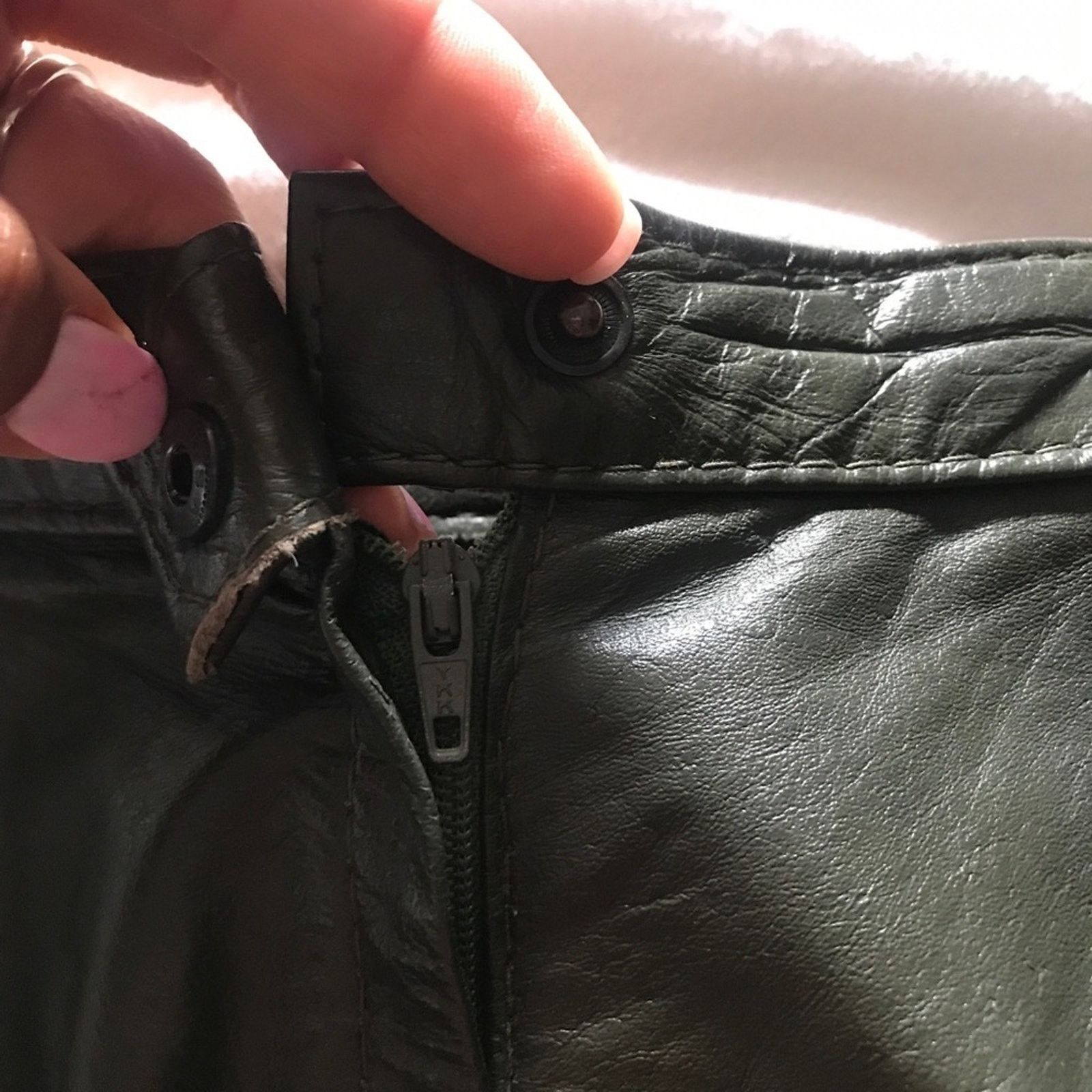 Vintage Vintage 1980s green minimalist leather skirt small Size 26" / US 2 / IT 38 - 11 Thumbnail