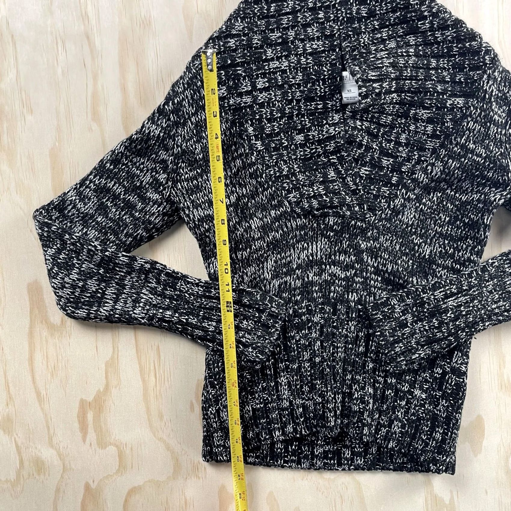 White House Black Market White House Black Market Sweater Womens XS Black V-Neck Chunky Knit Pullover Size XS / US 0-2 / IT 36-38 - 3 Thumbnail