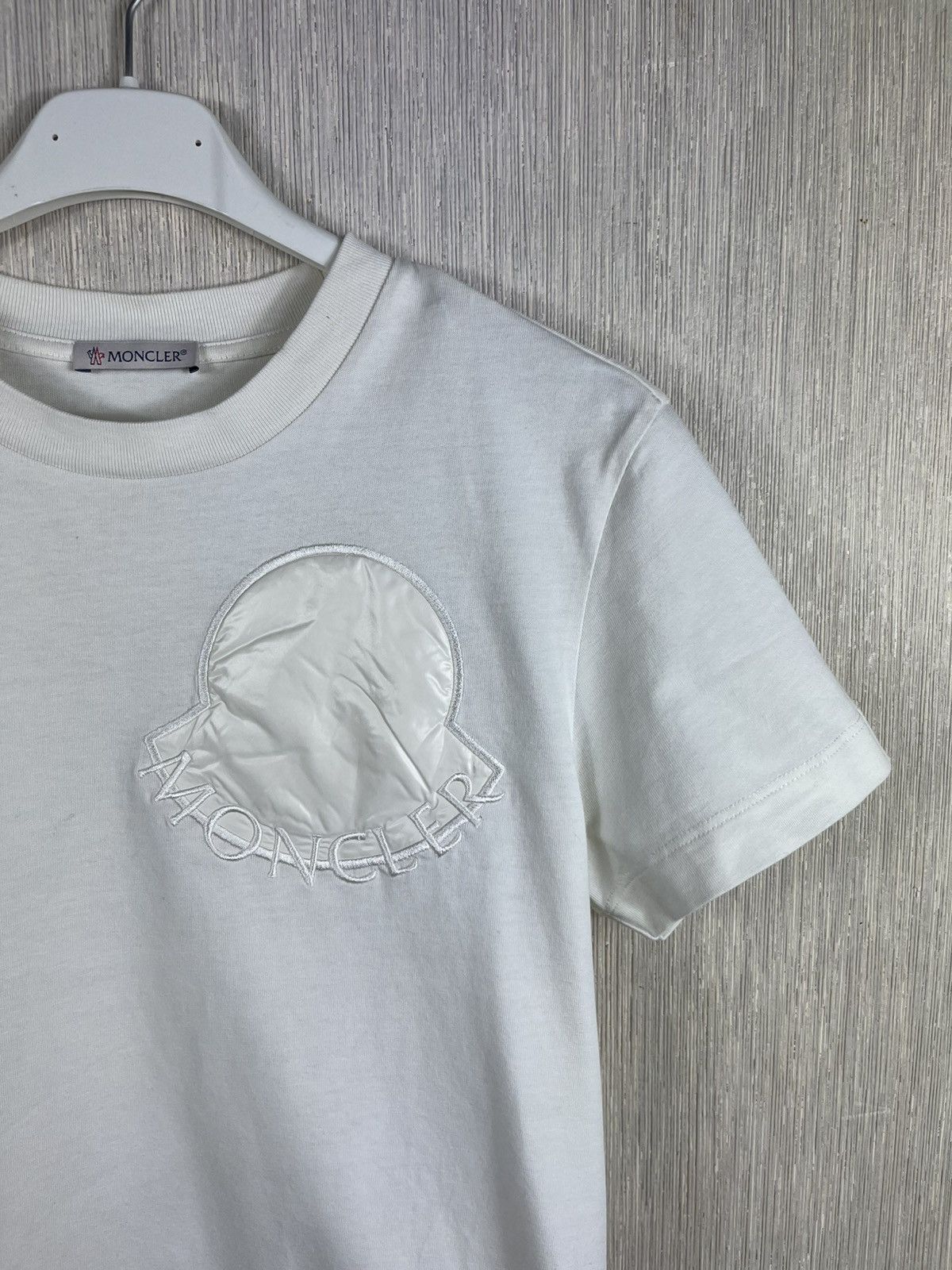 Moncler Moncler big fluffy down logo cream t-shirt tee luxury women Size XS / US 0-2 / IT 36-38 - 3 Thumbnail
