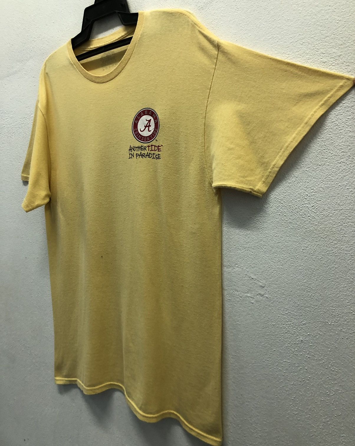 Vintage Vintage Alabama Crimson Tide Another Tide In Paradise TShirt Size US M / EU 48-50 / 2 - 7 Thumbnail