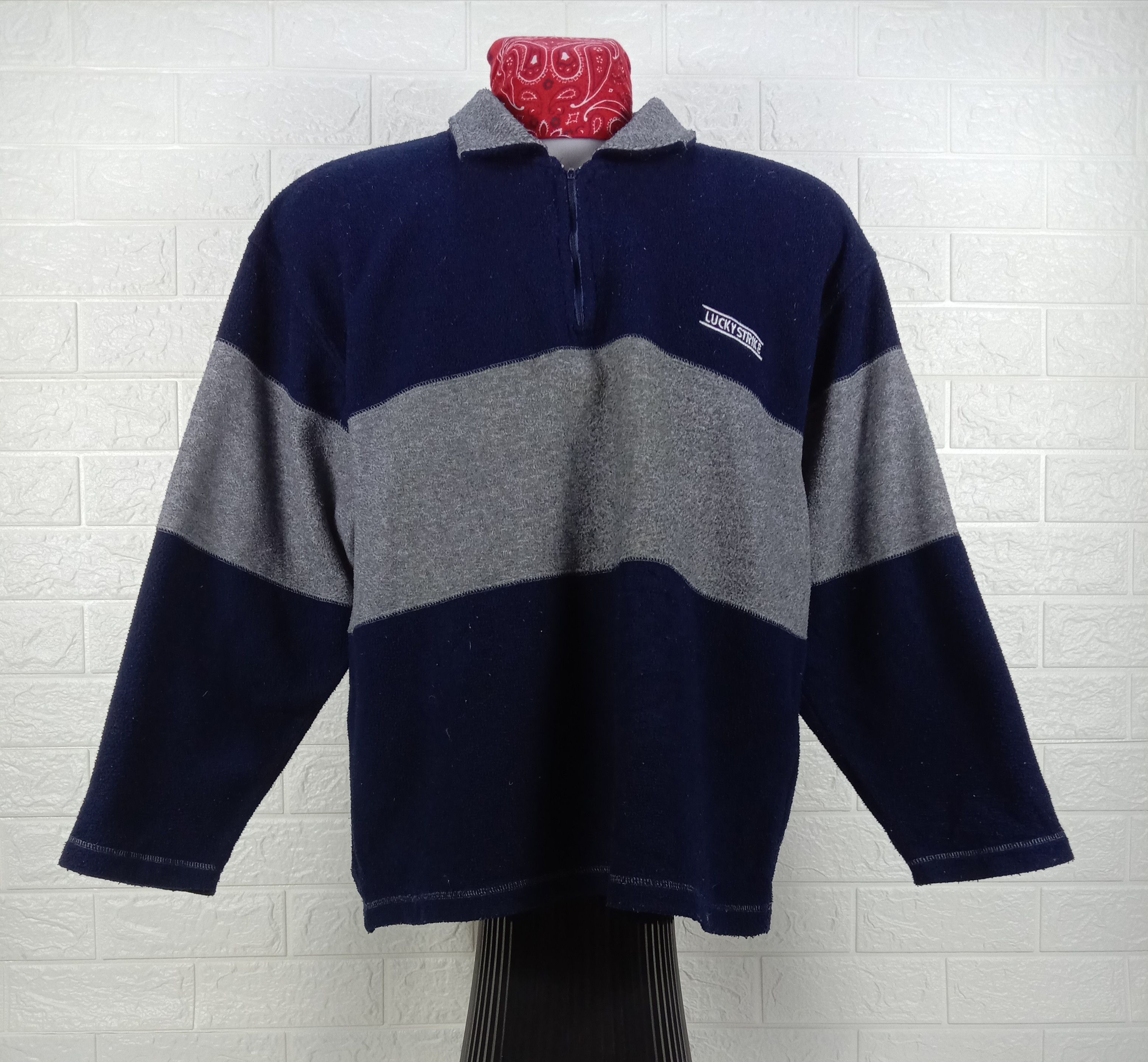 Vintage Vintage Lucky Strike Fleece Sweater Size US L / EU 52-54 / 3 - 1 Thumbnail