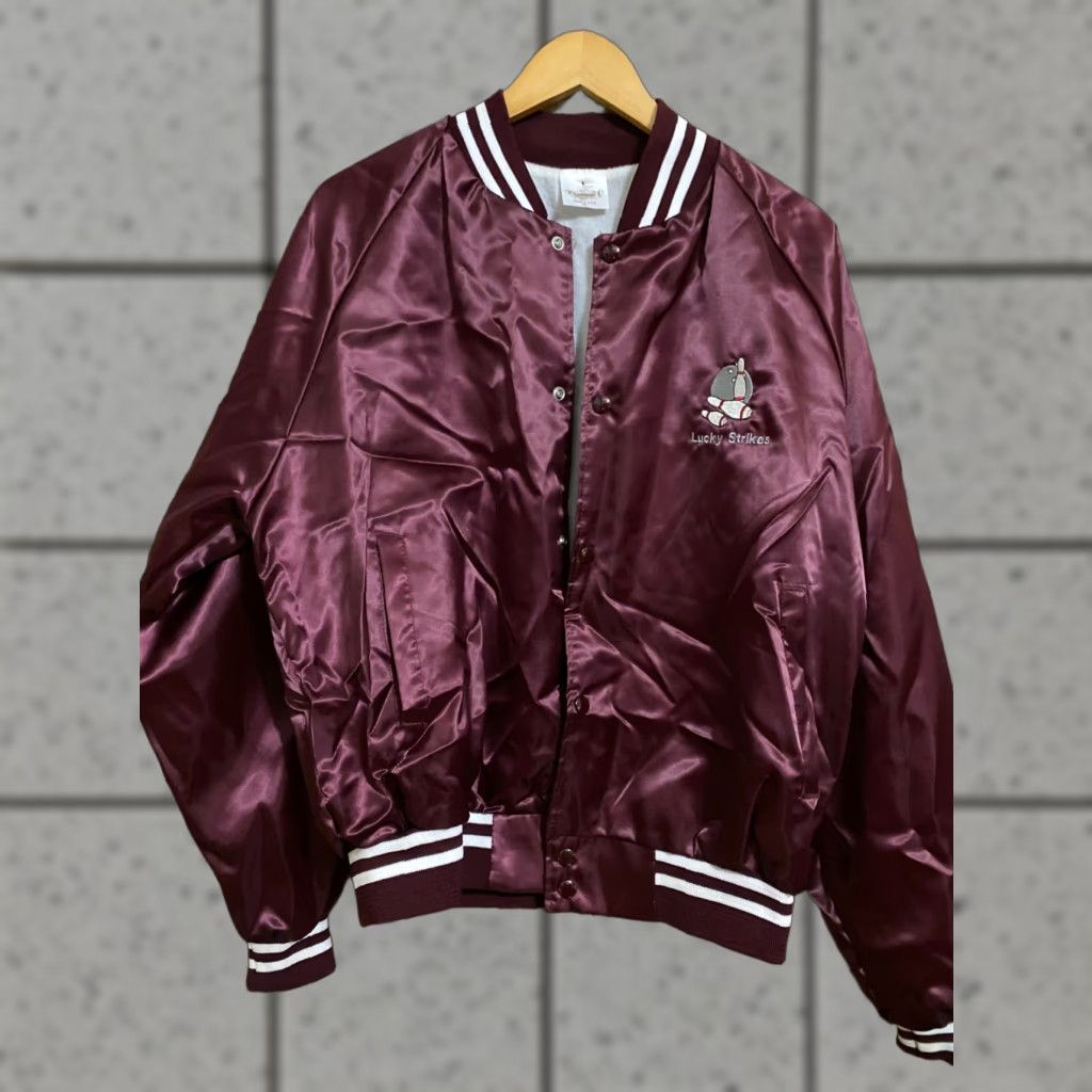 Vintage VINTAGE 1980s satin bomber jacket "Lucky Strikes" made in USA Auburn Sportswear XL Red Sportswear Mens Size US XL / EU 56 / 4 - 1 Thumbnail