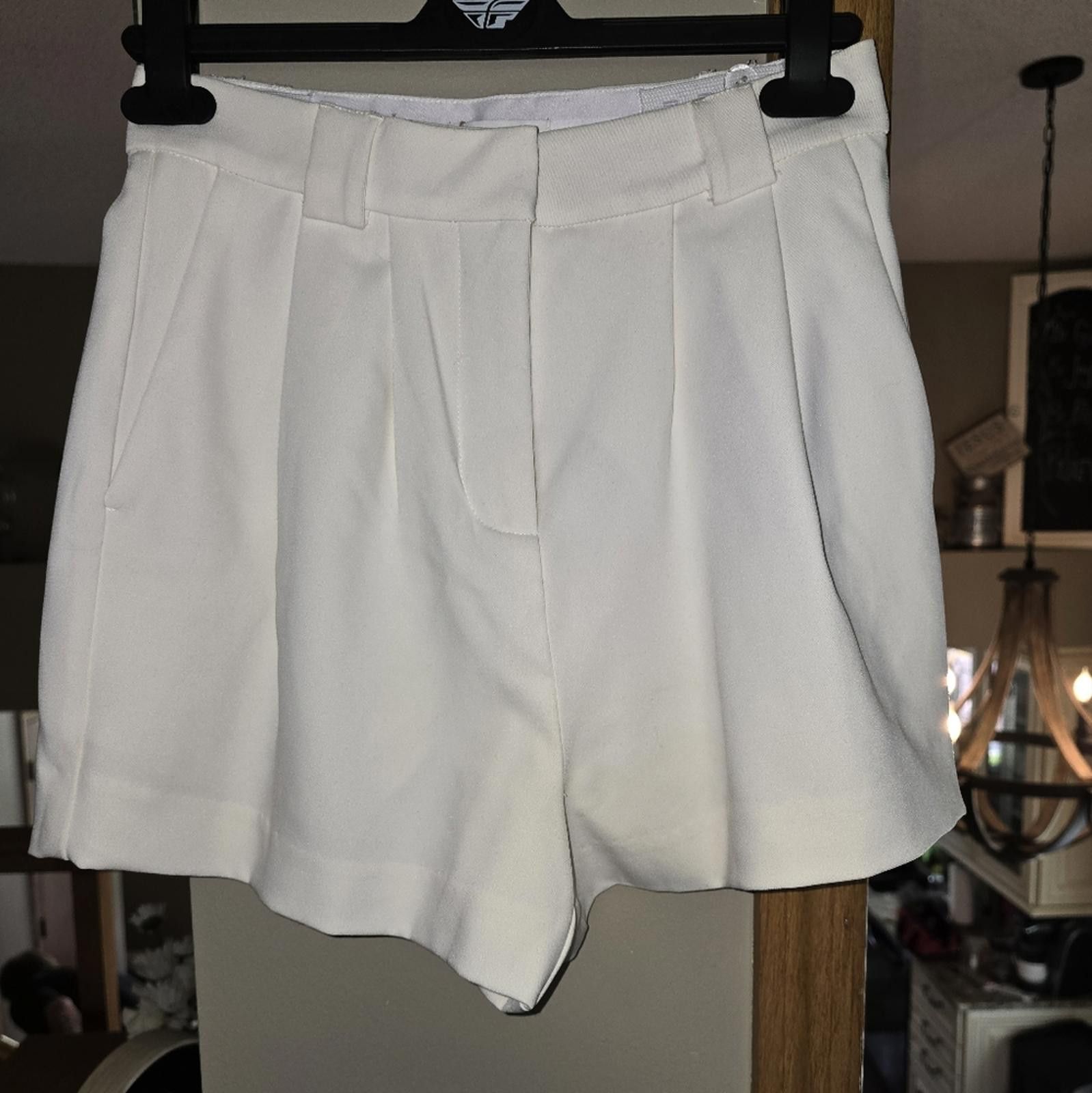 Designer Sigourney Suiting Shorts - Ivory Size 28" / US 6 / IT 42 - 1 Thumbnail