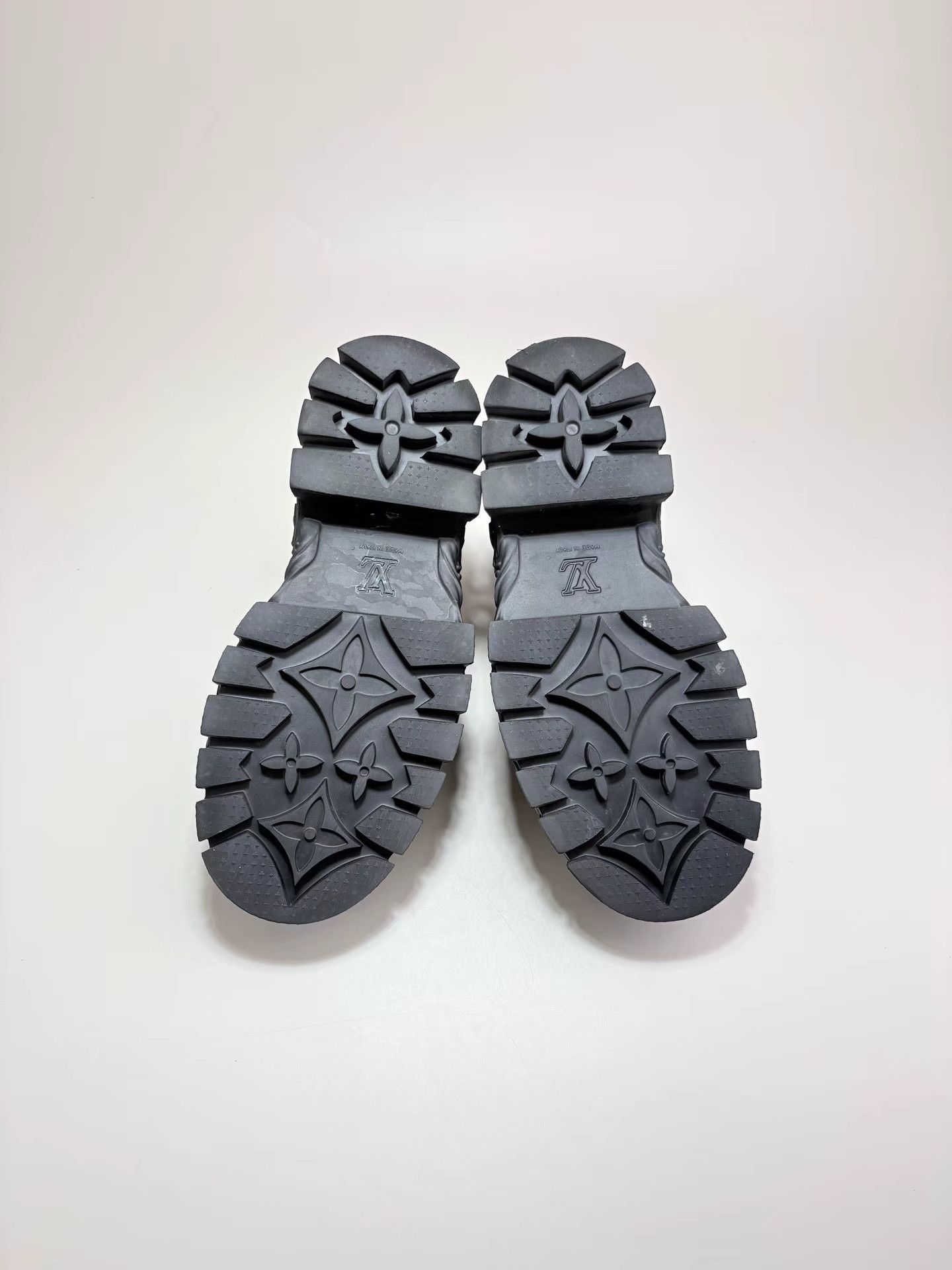 Louis Vuitton LOUIS VUITTON Black Carved Thick-soled Derby Shoes K1 Size US 7 / EU 40 - 6 Thumbnail