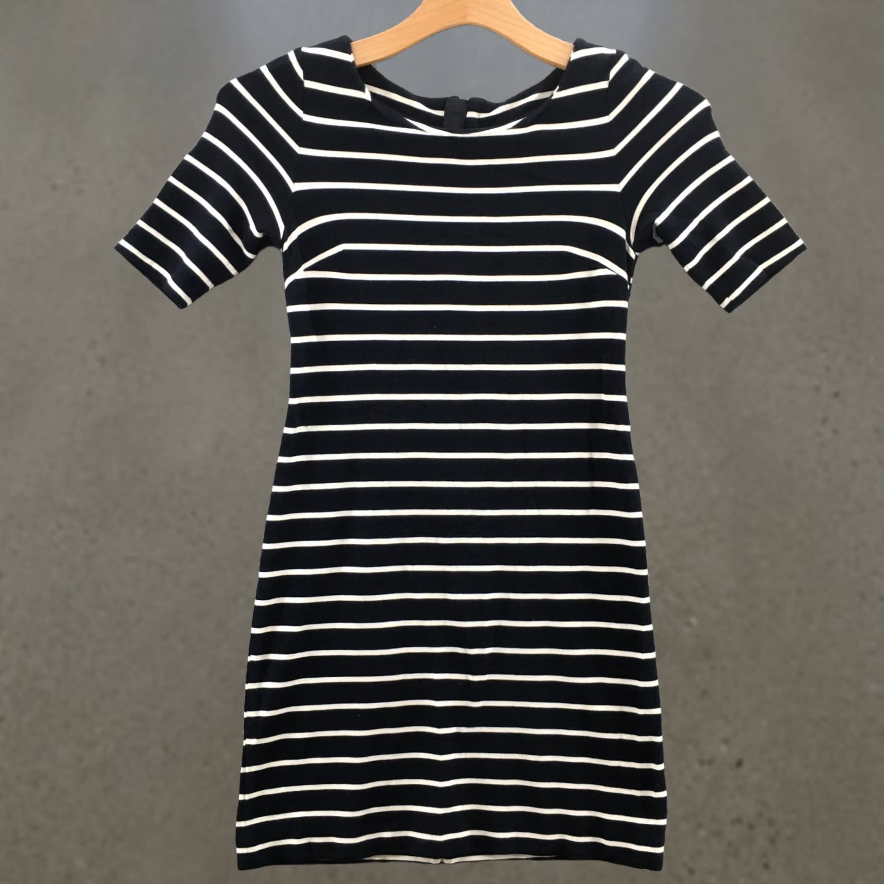 Banana Republic Banana Republic Bodycon Dress Womens Size 2 Black White Striped Short Sleeve Zip Back Size 26" / US 2 / IT 38 - 1 Thumbnail