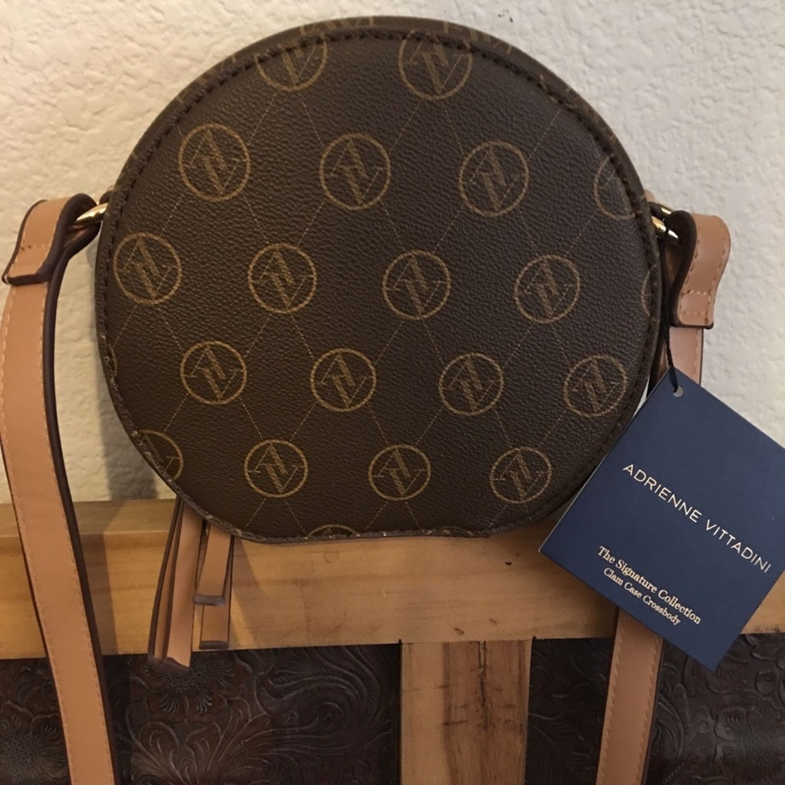 Other Adrienne Vittadini chocolate clam crossbody bag Size ONE SIZE - 8 Thumbnail