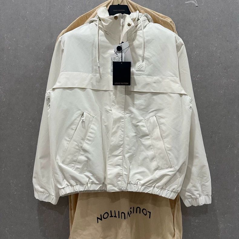 Louis Vuitton Louis Vuitton white print inside jacket Size US L / EU 52-54 / 3 - 1 Thumbnail