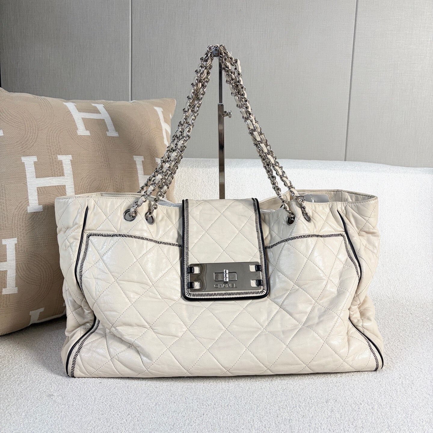 Chanel Pre-loved Bag Very good condition Size ONE SIZE - 1 Thumbnail