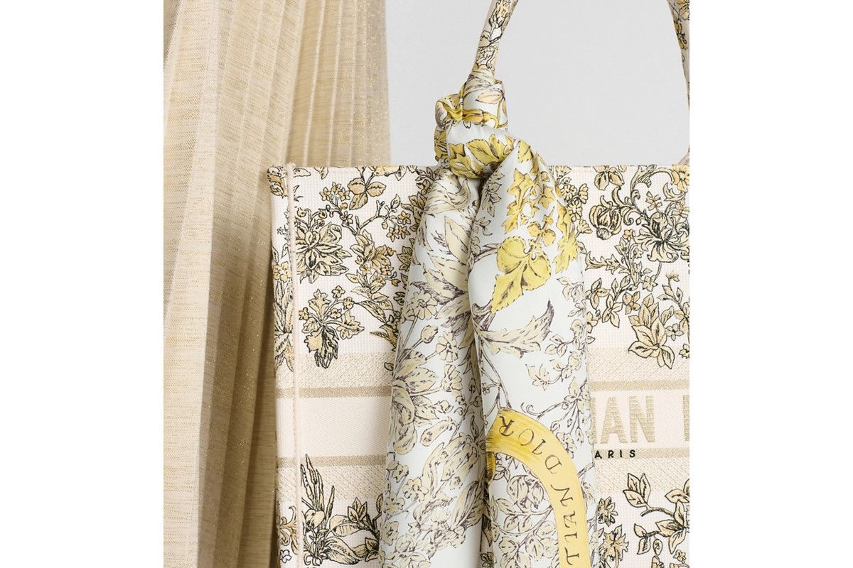 Dior o1bcso1str0226 Size:OS/90 Square Scarf in Golden/White Size ONE SIZE - 4 Thumbnail