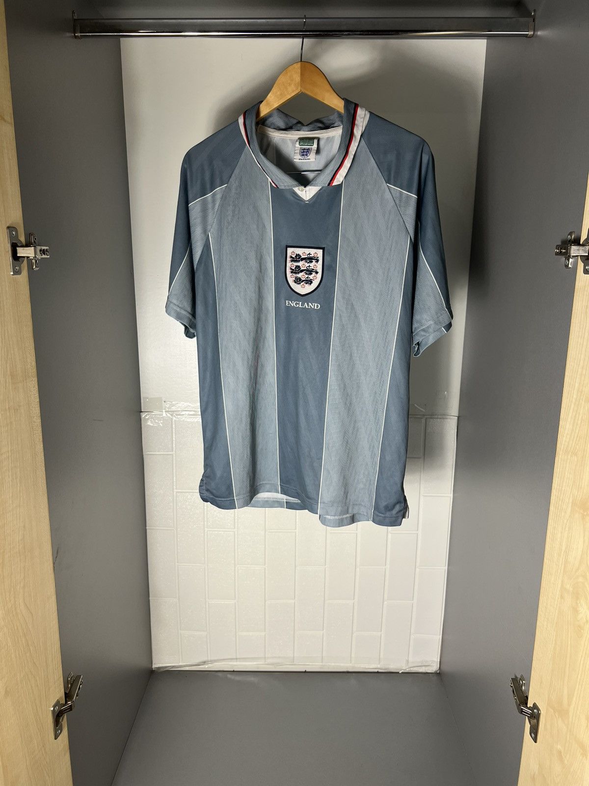 Vintage VERY RARE UMBRO ENGLAND RETRO SOCCER JERSEY MANCHESTER 90s Y2K Size US L / EU 52-54 / 3 - 7 Thumbnail
