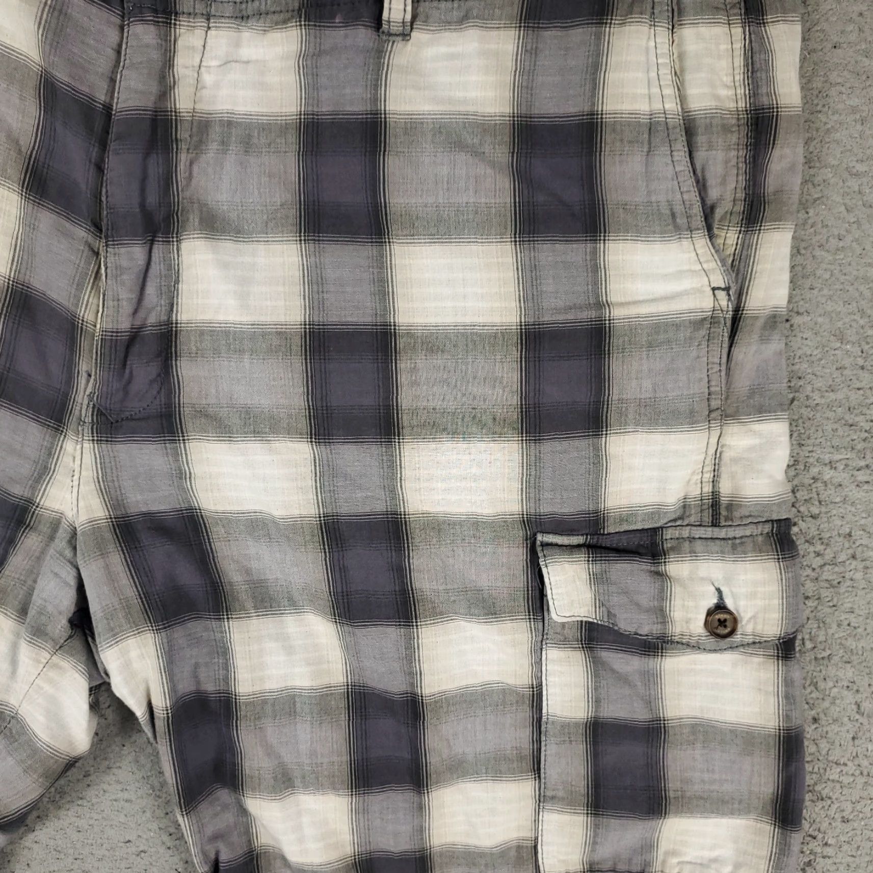 Tommy Bahama Tommy Bahama Cargo Shorts Mens 40 Gray Plaid Outdoor Casual Beachwear Adult Medium Gray Pattern Logo Pockets 90s? No decade given. Men Size US 40 / EU 56 - 3 Thumbnail