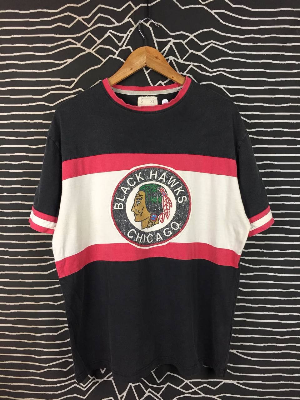 NHL Red Jacket Apparel Chicago Blackhawks NHL Hockey Tee Size US XL / EU 56 / 4 - 1 Thumbnail