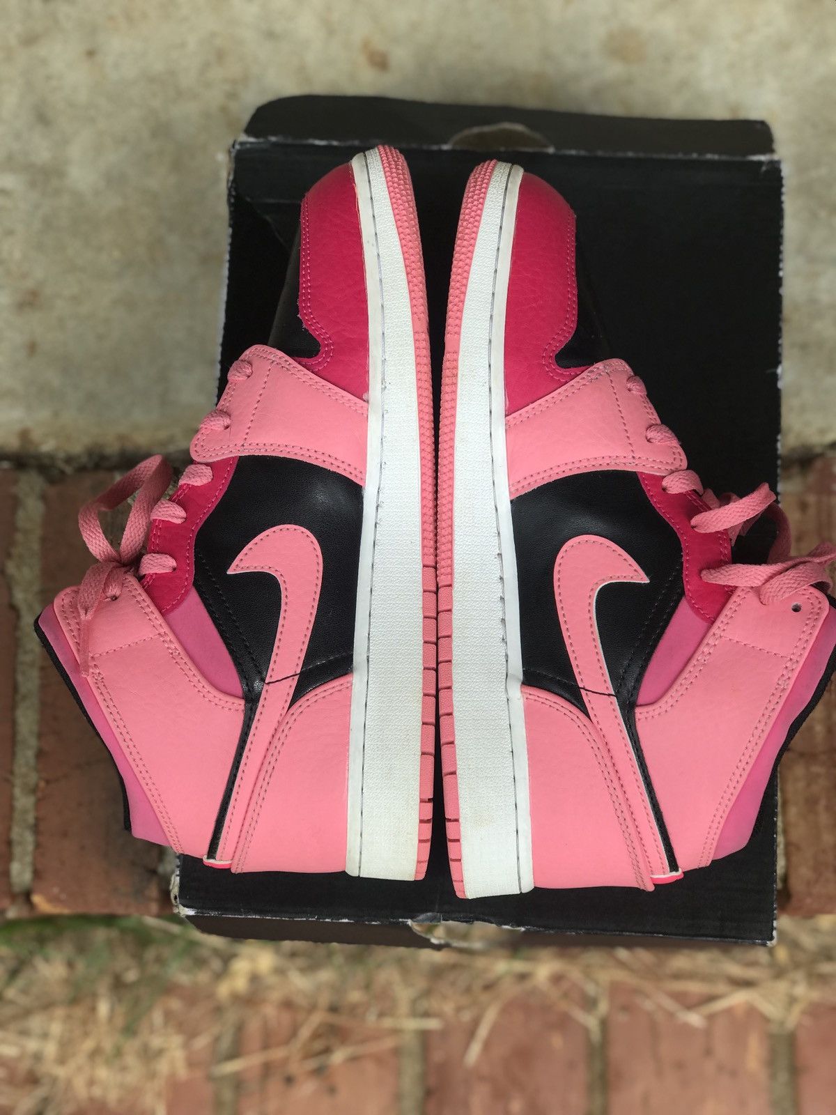 Jordan Brand Air Jordan 1 Coral Chalk GS Size 7Y / 8.5W Size US 8.5 / IT 38.5 - 5 Thumbnail