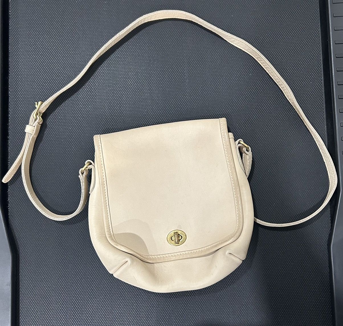Coach Vtg coach leather lock bag cream rare y2k style ysl louis Size ONE SIZE - 1 Thumbnail