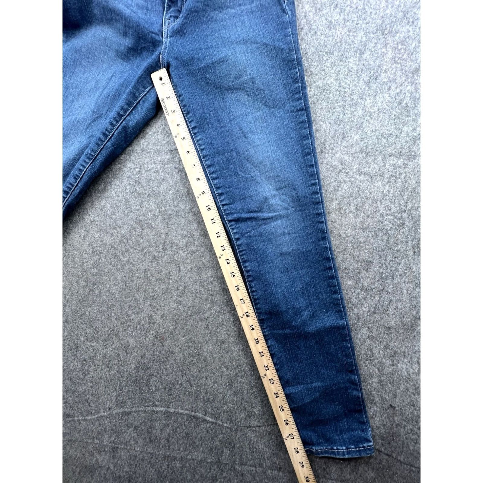 Levi's Levi's Skinny Jeans Women's Blue Denim Size 8 Regular 29x28 Classic Mid-Rise 721 Leather Logo Pocket Belt Loops Size 30" / US 8 / IT 44 - 2 Thumbnail