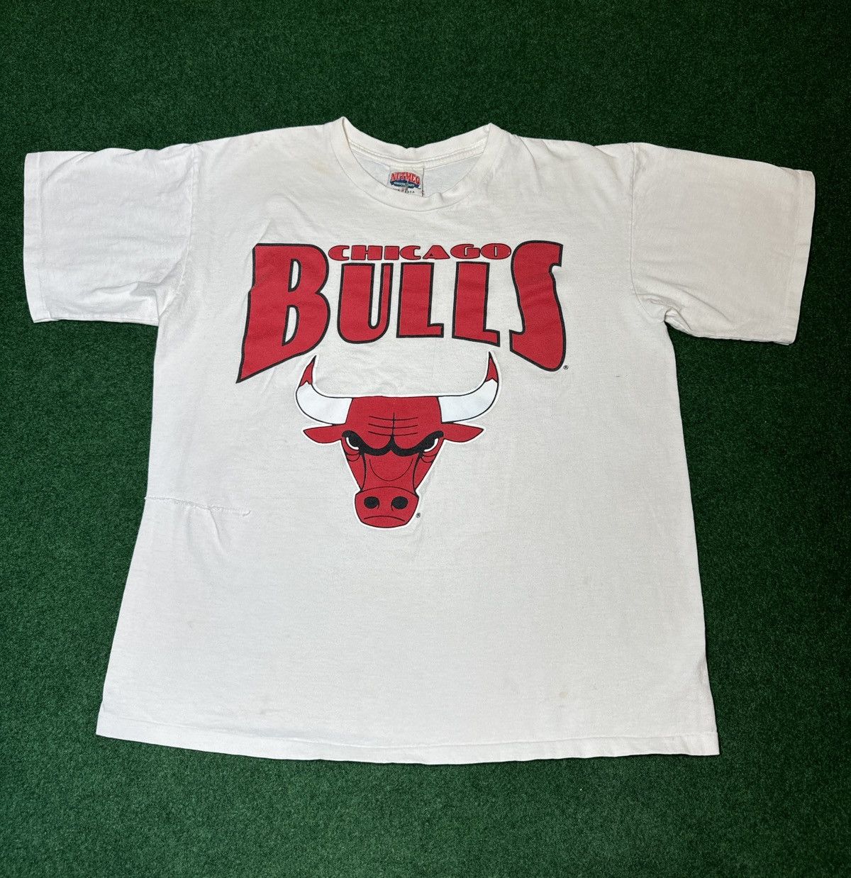 Nutmeg × Vintage Vintage 90s Chicago Bulls Nutmeg Mills Repaired T Shirt Size US L / EU 52-54 / 3 - 1 Thumbnail