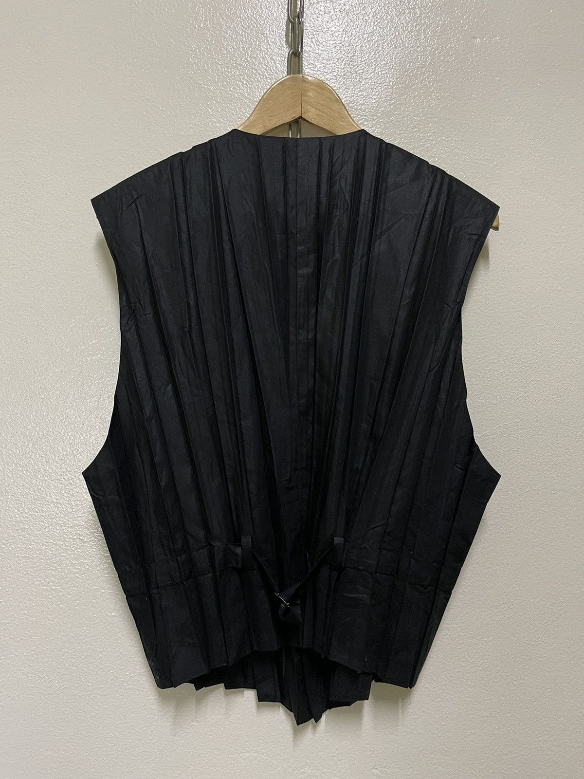 Issey Miyake × Japanese Brand Issey Miyake Men Vest Pleated Pocket Buckle Back SS1997 Size US L / EU 52-54 / 3 - 6 Thumbnail