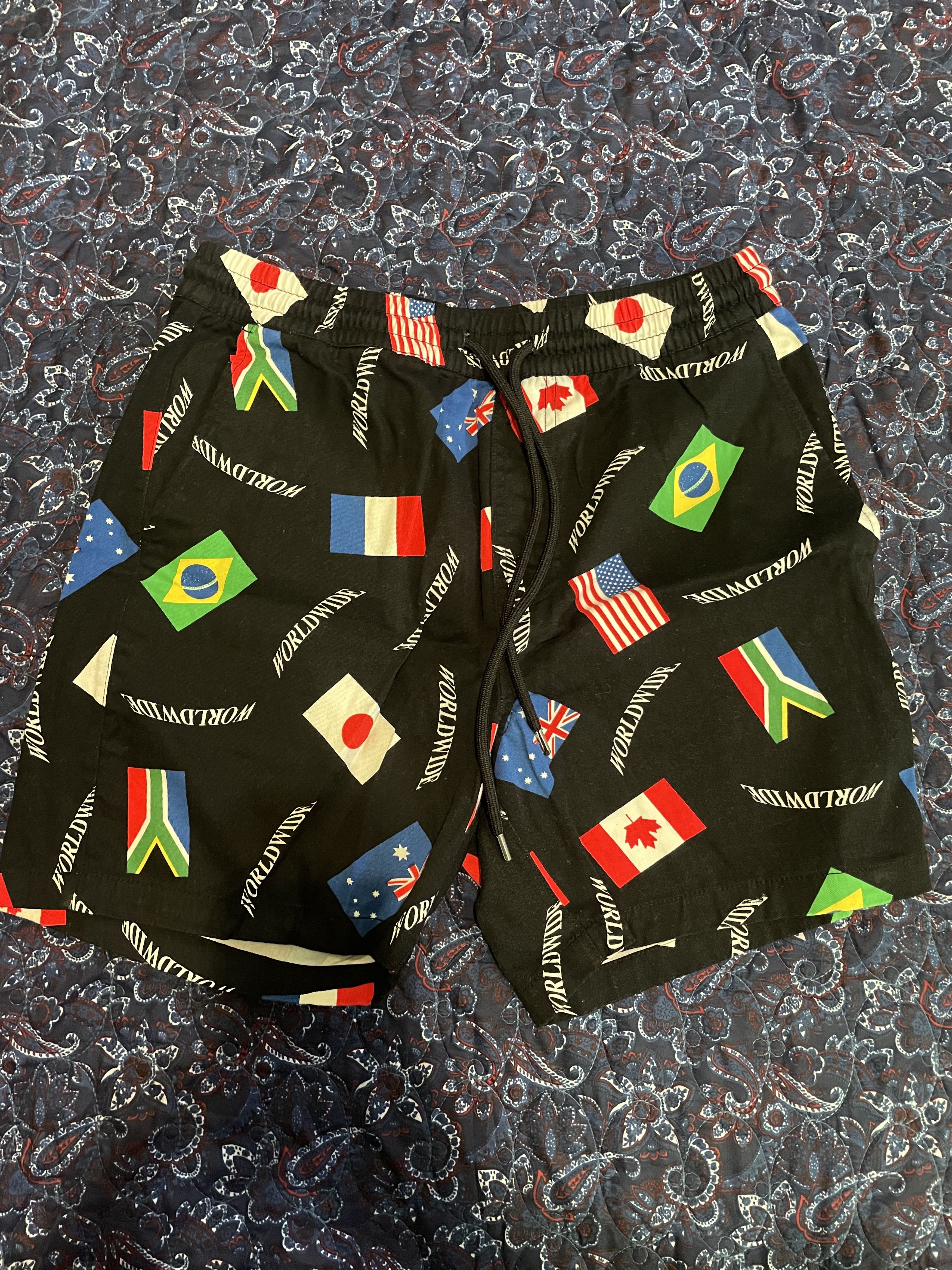 Forever 21 Forever 21 Country Flag Pattern Shorts Size US 32 / EU 48 - 1 Thumbnail
