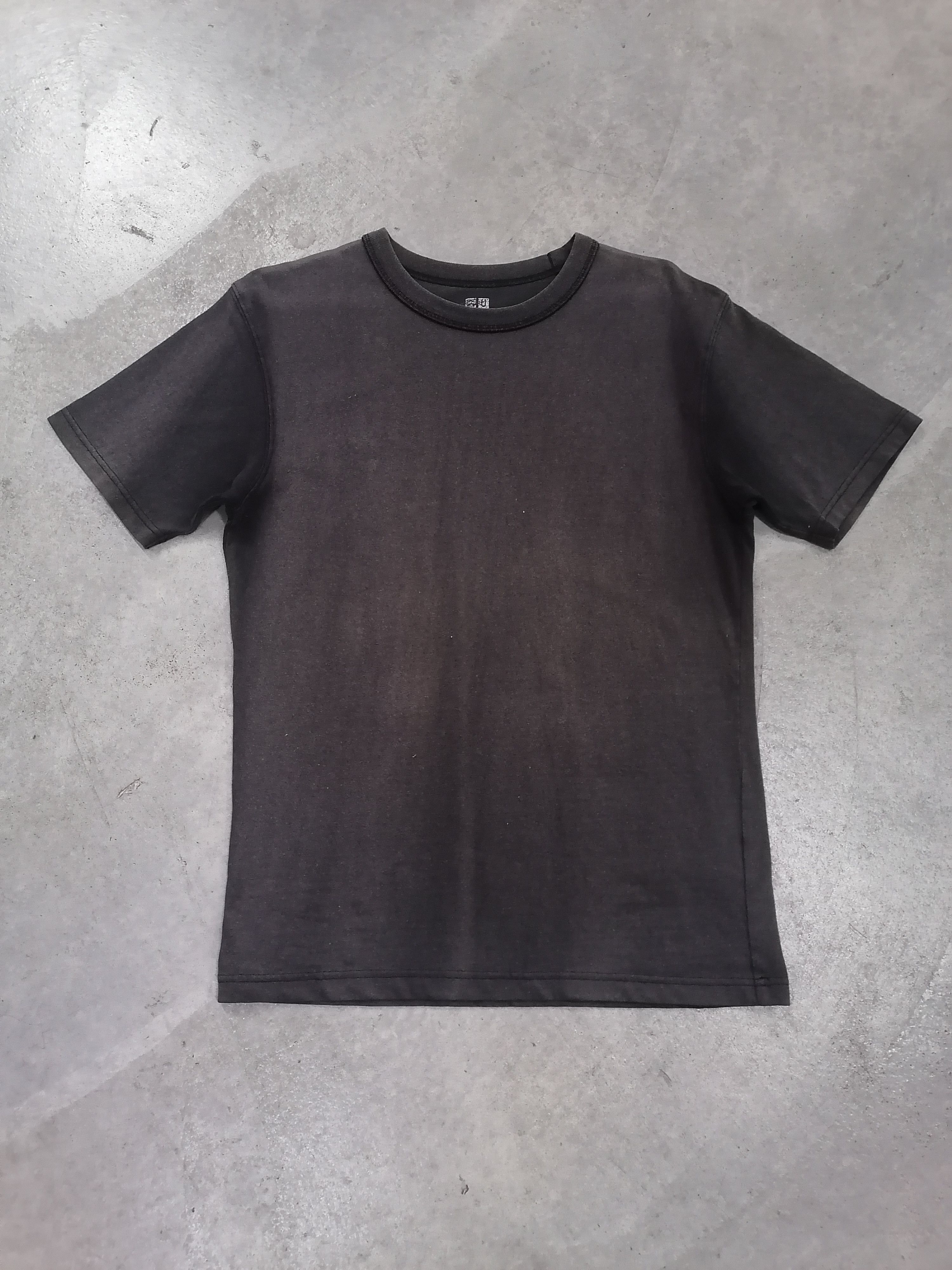 Japanese Brand Trashed Faded Uniqlo Black Tee Size US M / EU 48-50 / 2 - 1 Thumbnail