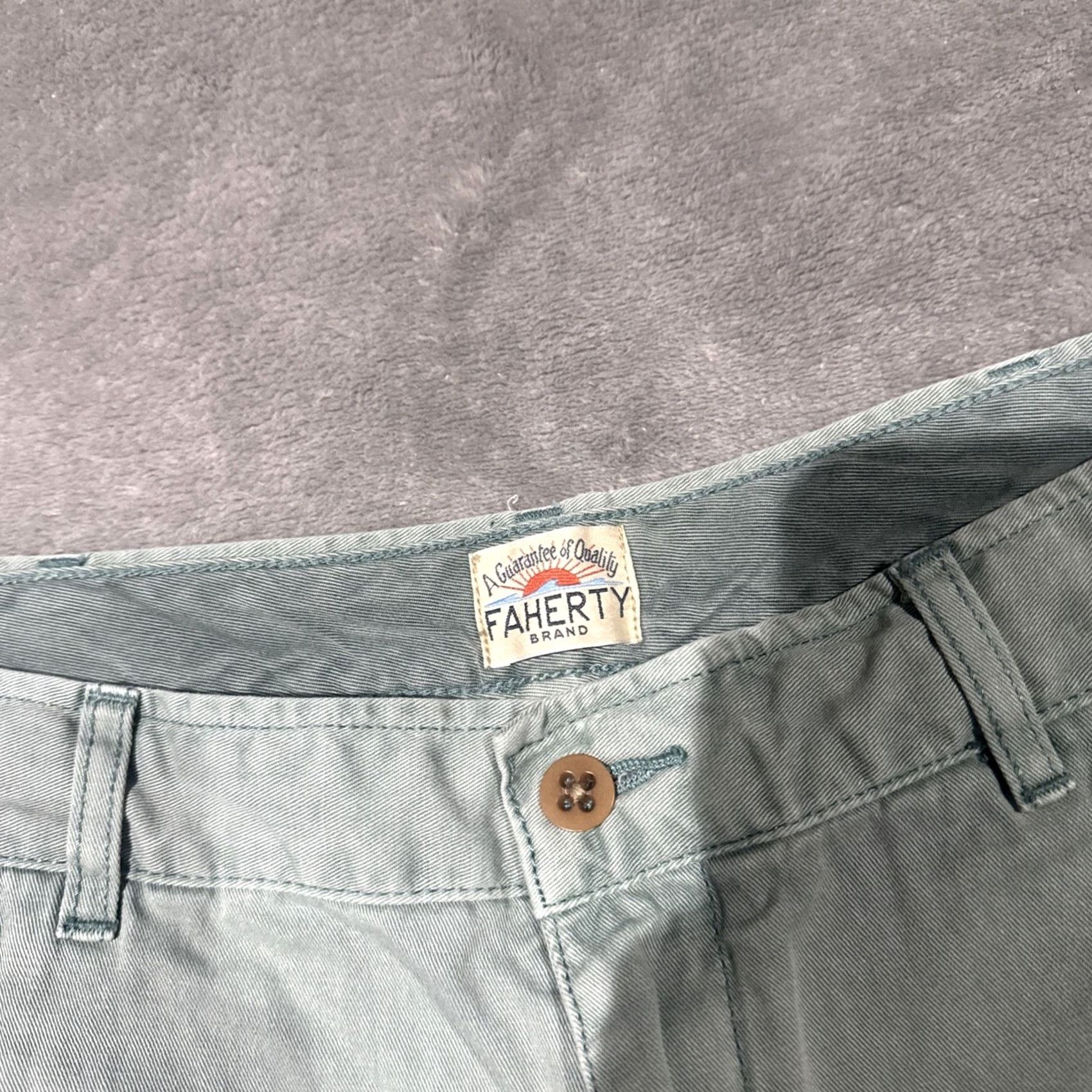 Faherty Faherty Shorts 35 Green Chino 9" Inseam Regular Rise Button Closure Breathable Pockets Casual Preppy USA Men Size US 35 - 2 Thumbnail