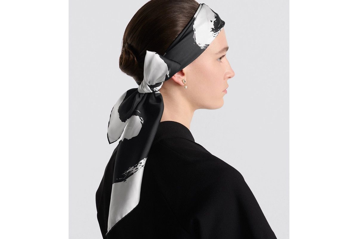 Dior o1bcso1str0226 Size:OS/90 Square Scarf in White/Black Size ONE SIZE - 4 Thumbnail