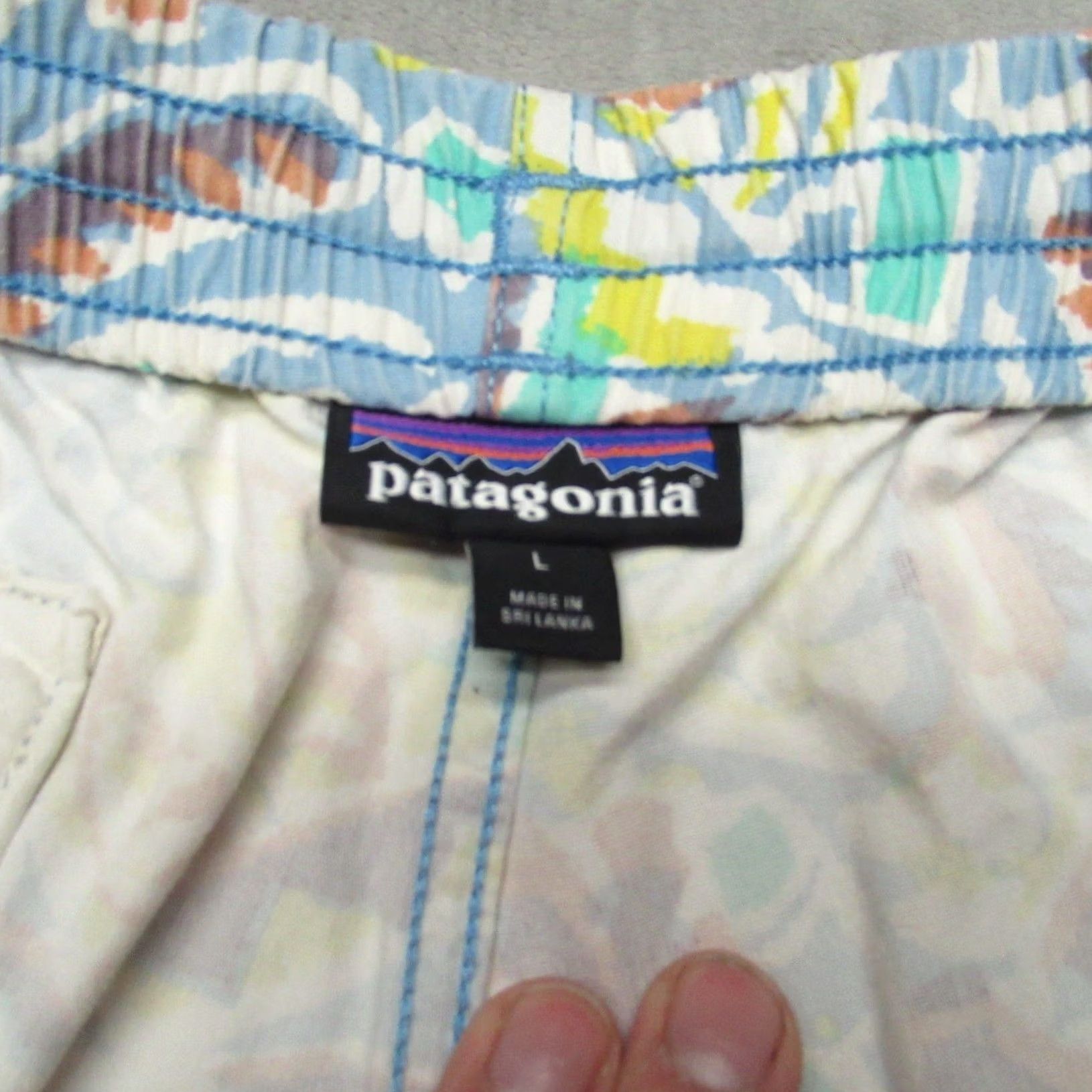 Patagonia Patagonia Shorts Mens L White Geometric Drawstring Elastic Waist Pockets Summer Beach Outdoor Casual Swim 6" Inseam Retractable Logo Size US 34 / EU 50 - 5 Thumbnail