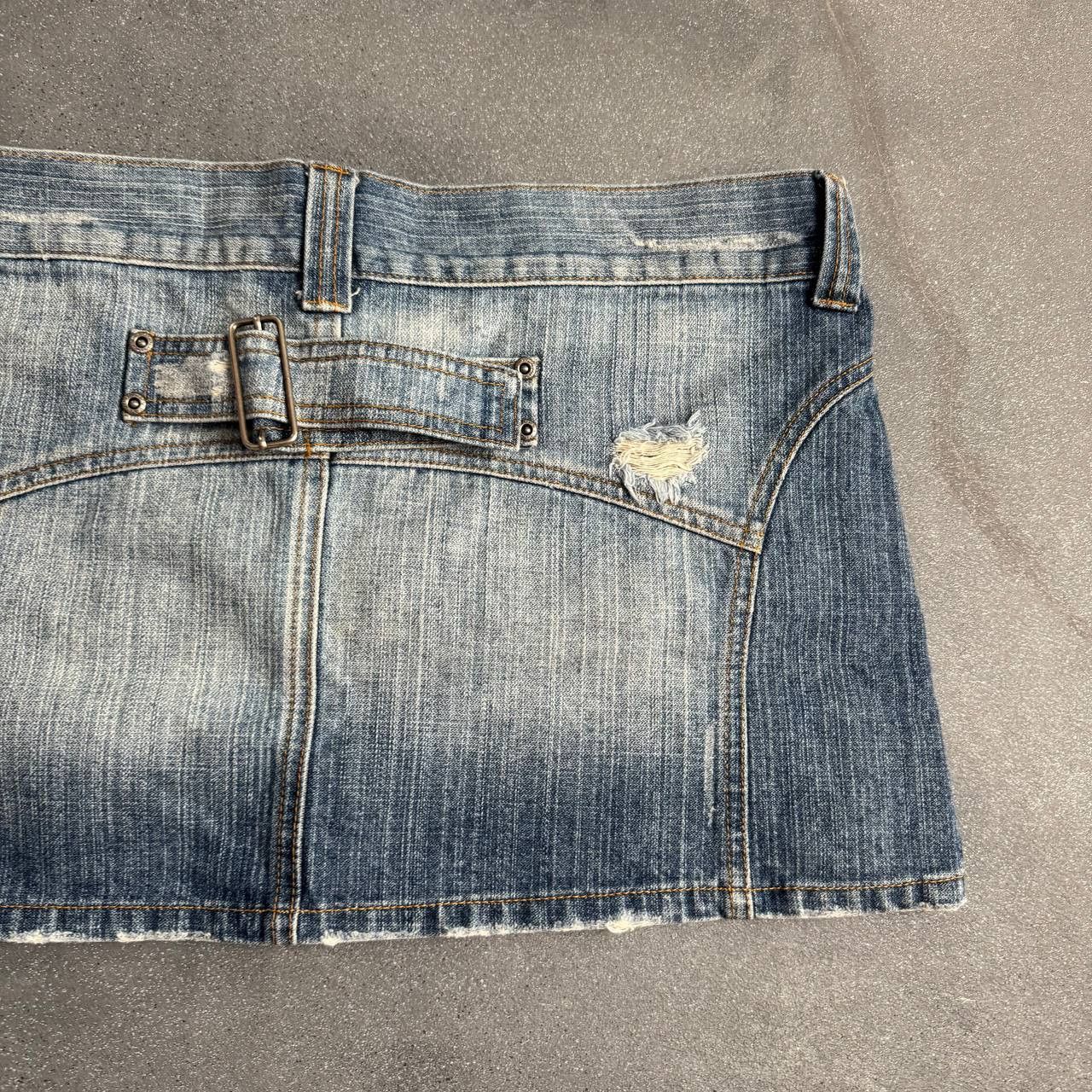 Japanese Brand Y2K Bondage Distressed Denim Mini Skirt Size 32" / US 10 / IT 46 - 8 Thumbnail