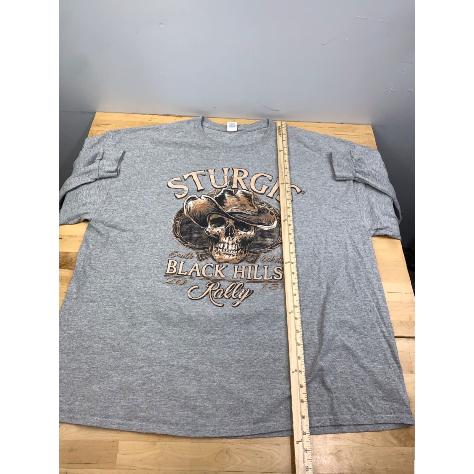 Gildan VINTAGE Sturgis 2018 Black Hills Rally Shirt Mens 2XL Gray Biker Skull Outlaw 11071 Size US XXL / EU 58 / 5 - 4 Thumbnail