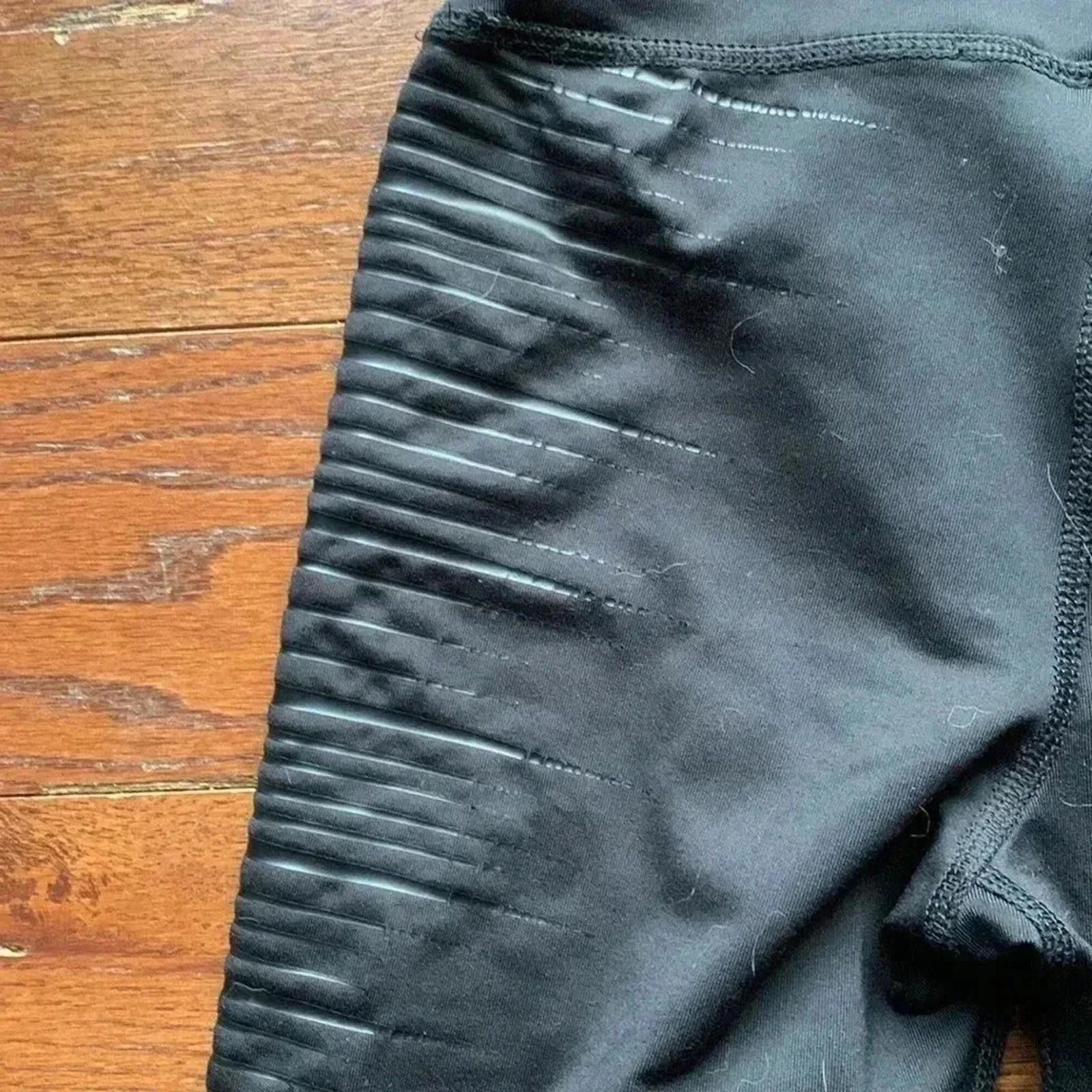 Designer Black three-quarter leggings Size 26" / US 2 / IT 38 - 2 Thumbnail