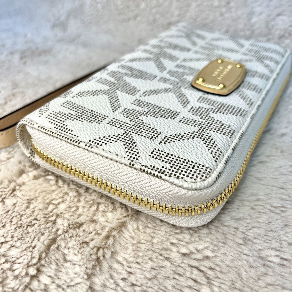 Michael Kors NWT Michael Kors Jet Set Large Wristlet Wallet Phone Case Size ONE SIZE - 6 Thumbnail