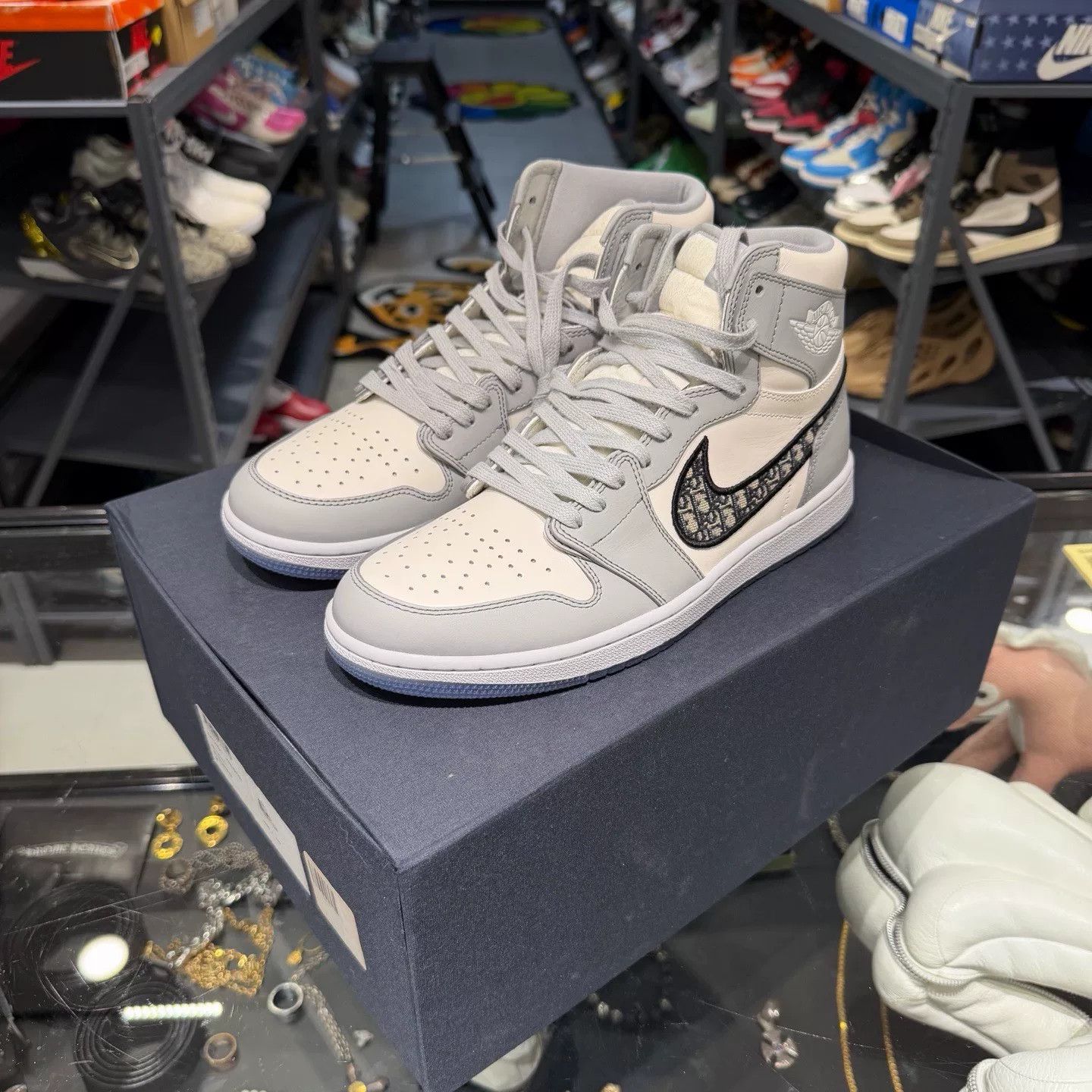 Dior DIOR AJ1 High OG White Wolf Grey Size US 10 / EU 43 - 1 Thumbnail