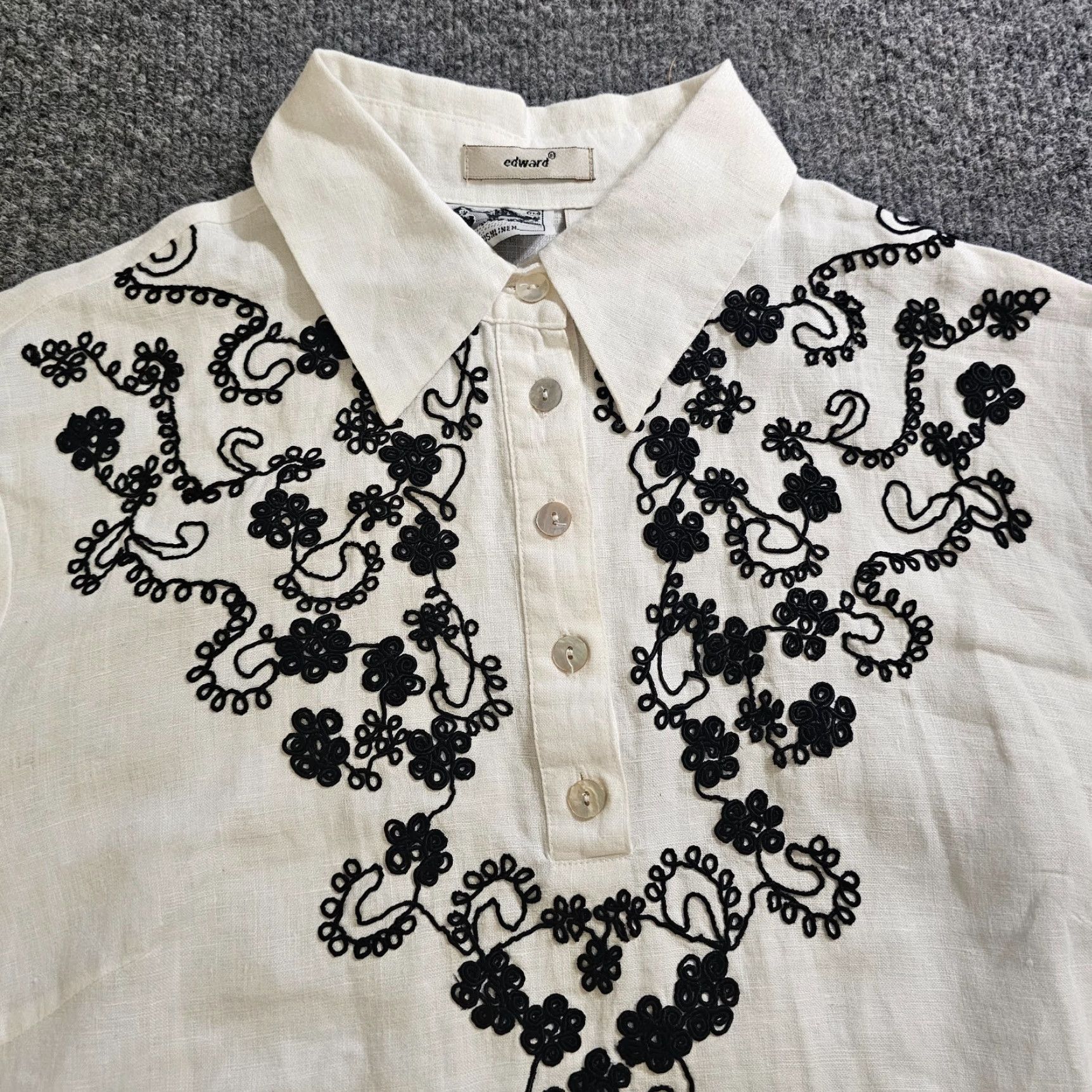 Vintage Edward Top Shirt Womens Medium White Irish Linen Black Embroidery Blouse Career Casual Size M / US 6-8 / IT 42-44 - 2 Thumbnail