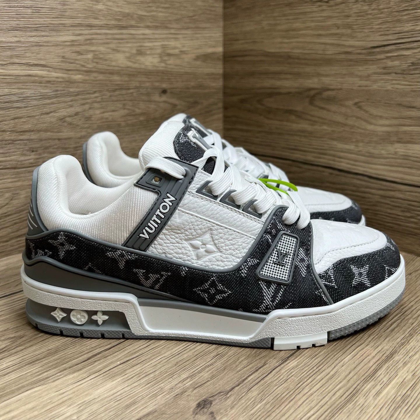 Louis Vuitton Louis Vuitton Trainer grey and white denim sneakers Size US 8 / IT 38 - 4 Thumbnail