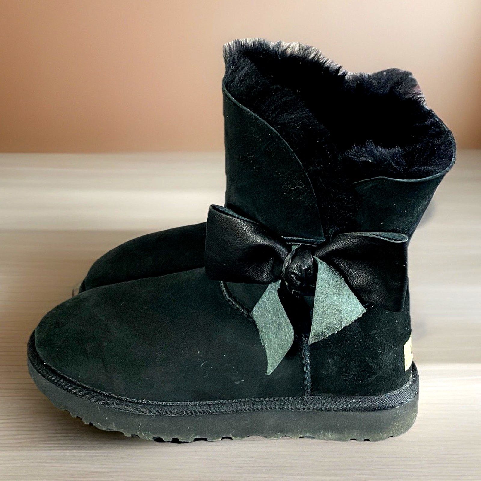 Ugg UGG Australia Daelynn Winter Boots Size 8 Black Leather Size US 8 / IT 38 - 1 Thumbnail
