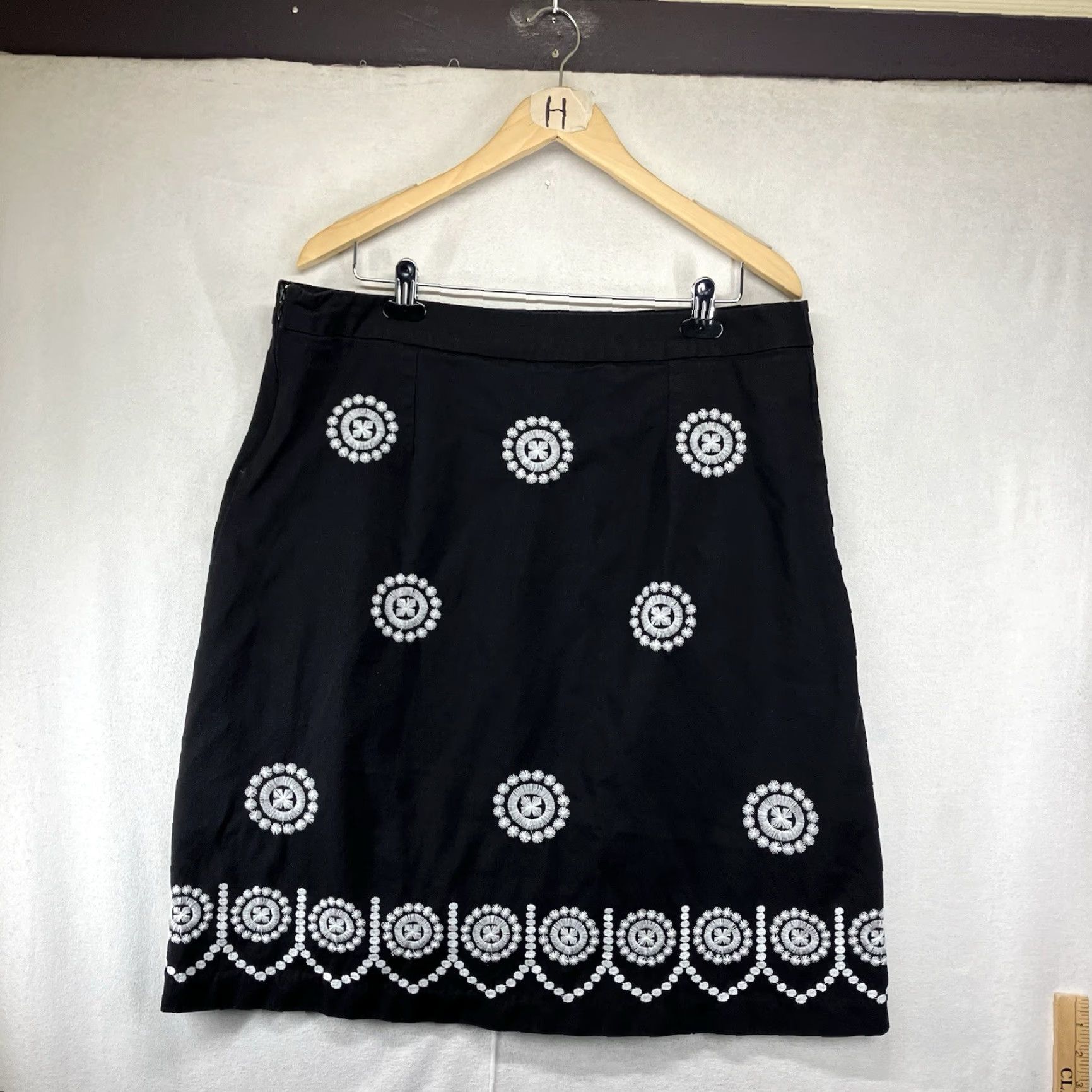 Vintage VINTAGE Sweet Salt Skirt A-Line Womens XL Black White Floral Embroidered Knee Length Lined Zipper Cotton Polyester Casual 90s Bohemian Gothic Rock Size 40" / US 18 - 2 Thumbnail