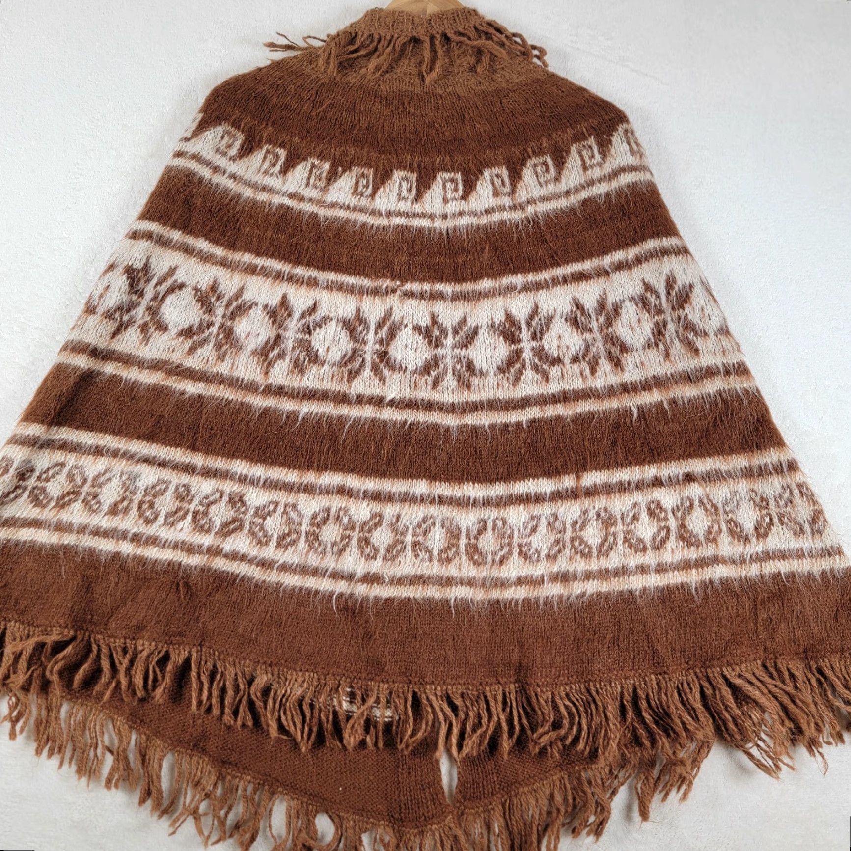 Vintage VINTAGE Long Poncho 100% Alpaca Brown White Fringe Knit Cape One Size Women Bohemian Tribal Art-to-Wear Designer Flare Autumn Winter Size ONE SIZE - 3 Thumbnail
