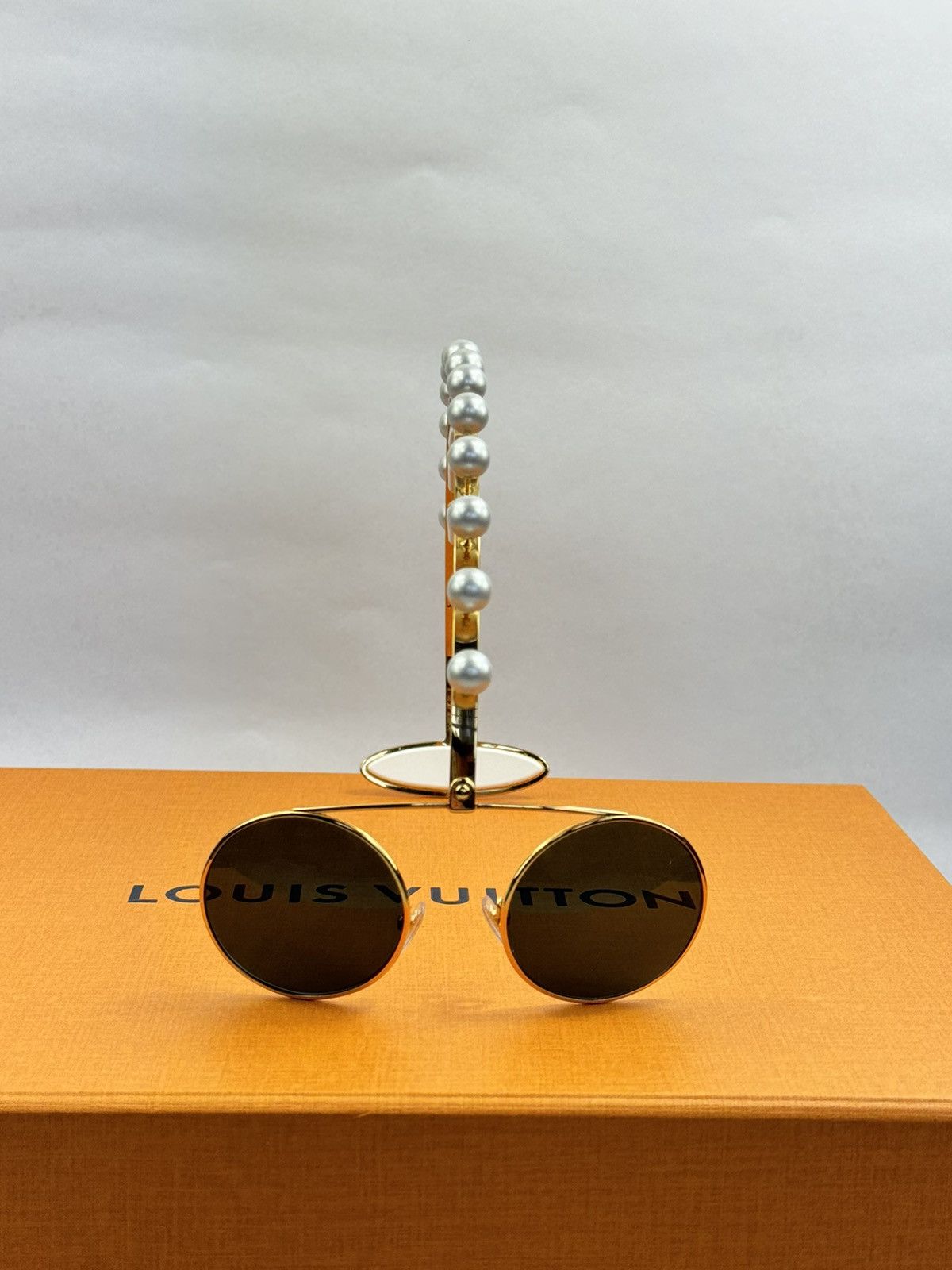 Louis Vuitton LV WIRE DE RIGO PEARL HEAD SUNGLASSES (VERY RARE MTO PIECE) Size ONE SIZE - 5 Thumbnail