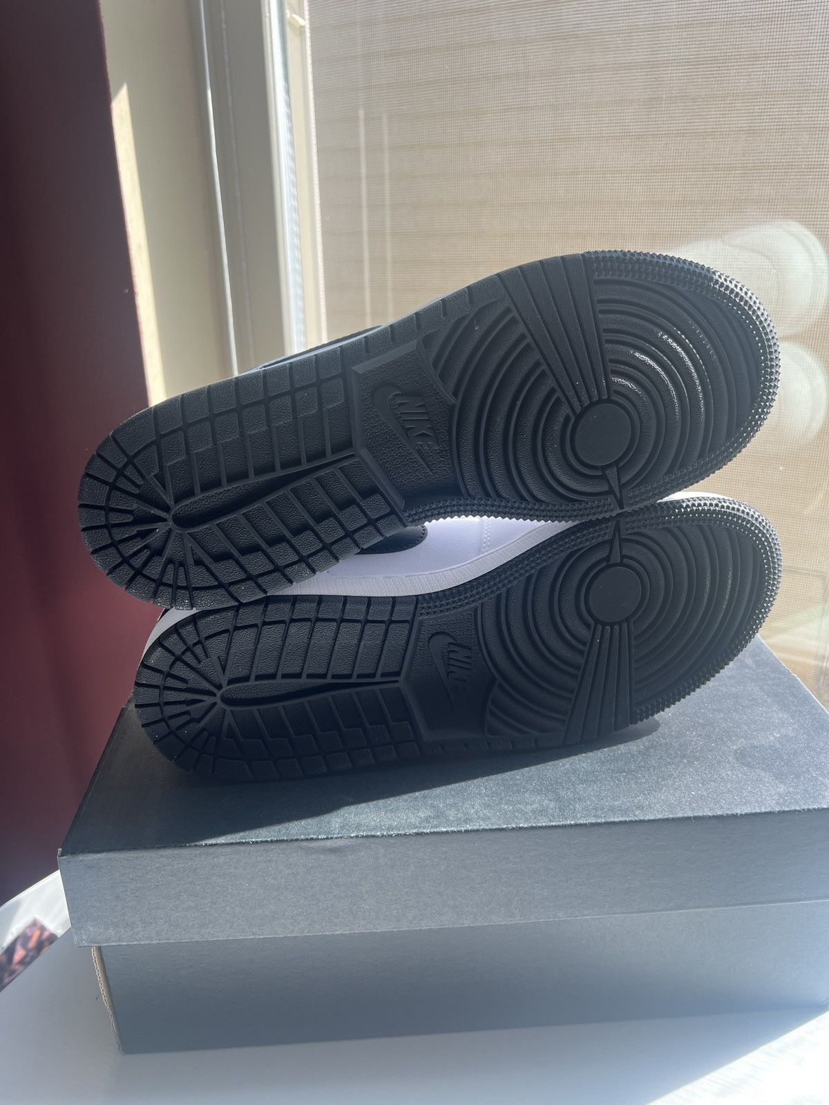 Jordan Brand × Nike Air Jordan 1 Low (GS) Size US 6 / EU 39 - 5 Thumbnail