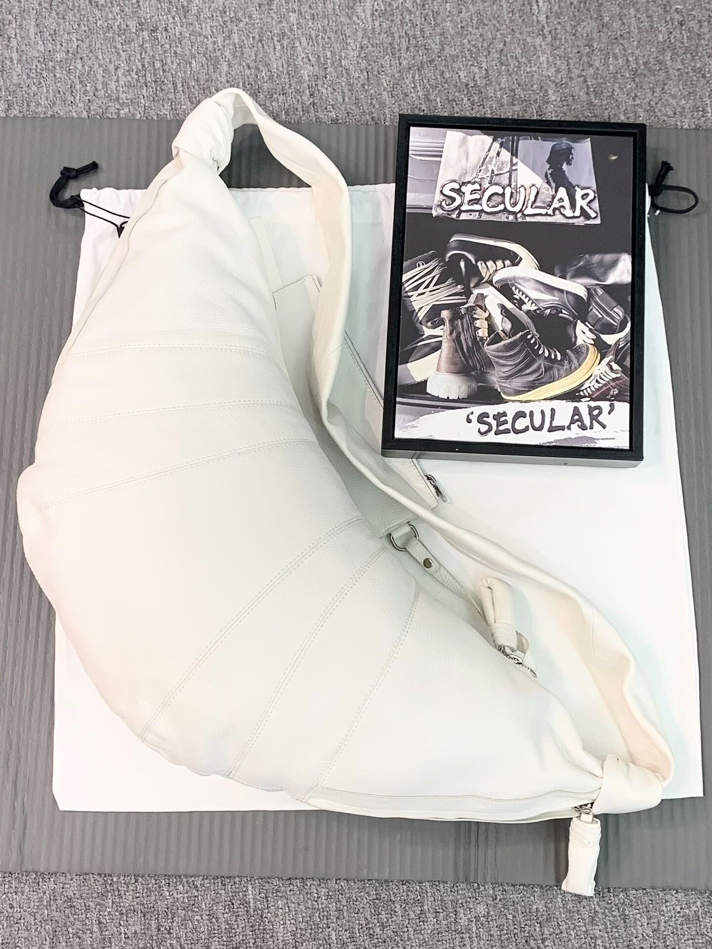 Lemaire Lemaire Large White Cowhide Croissant Bag Size ONE SIZE - 1 Thumbnail