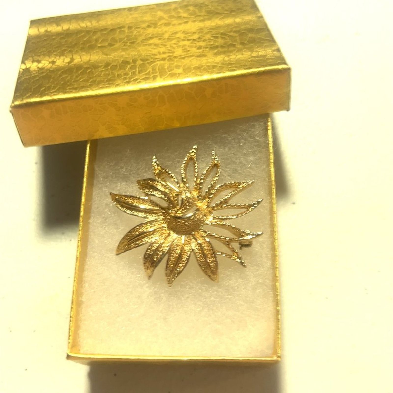 & Other Stories Vintage Sarah Coventry Gold toned Demi Flower Petal Brooch Size ONE SIZE - 5 Thumbnail