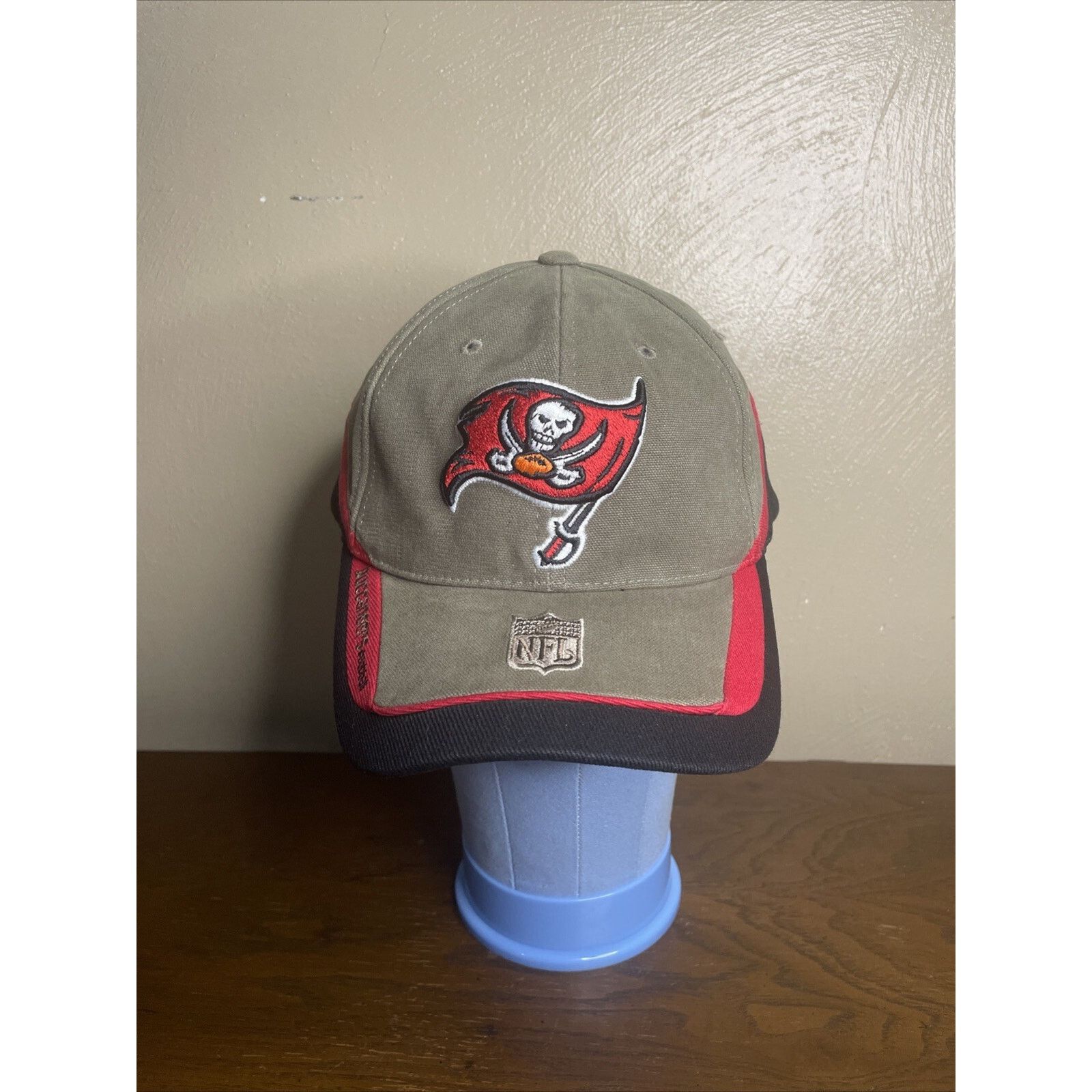 Reebok VTG Reebok Tampa Bay Buccaneers Adjustable NFL NWOT Size US L / EU 52-54 / 3 - 2 Thumbnail