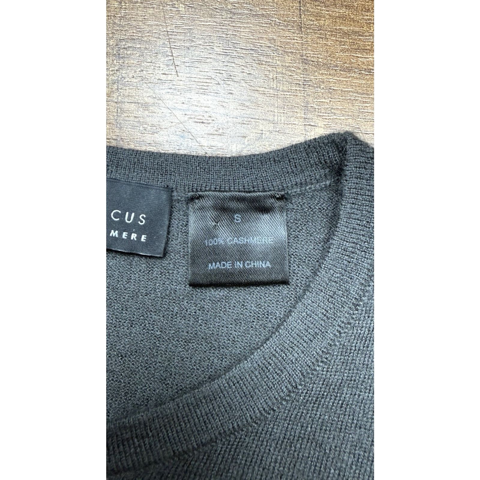 Neiman Marcus VINTAGE Neiman Marcus Mens Small Gray Superfine Cashmere V Neck Lightweight Sweater Size US S / EU 44-46 / 1 - 4 Thumbnail