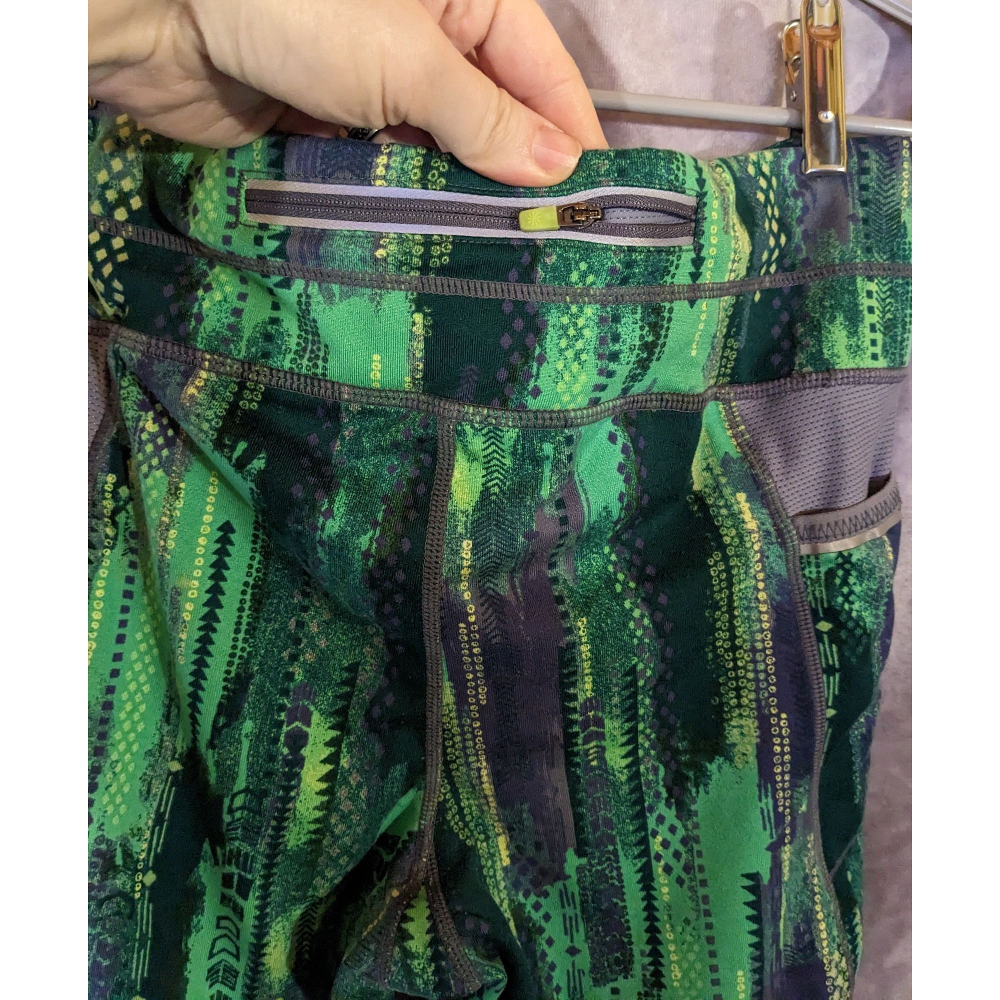 Athleta Athleta Green Abstract Print Capri Leggings With Pockets Siz Size 29" - 2 Thumbnail