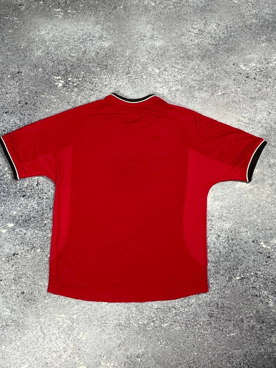 Umbro 2002 VINTAGE MANCHESTER UNITED FOOTBALL SHIRT JERSEY UMBRO Size US S / EU 44-46 / 1 - 8 Thumbnail