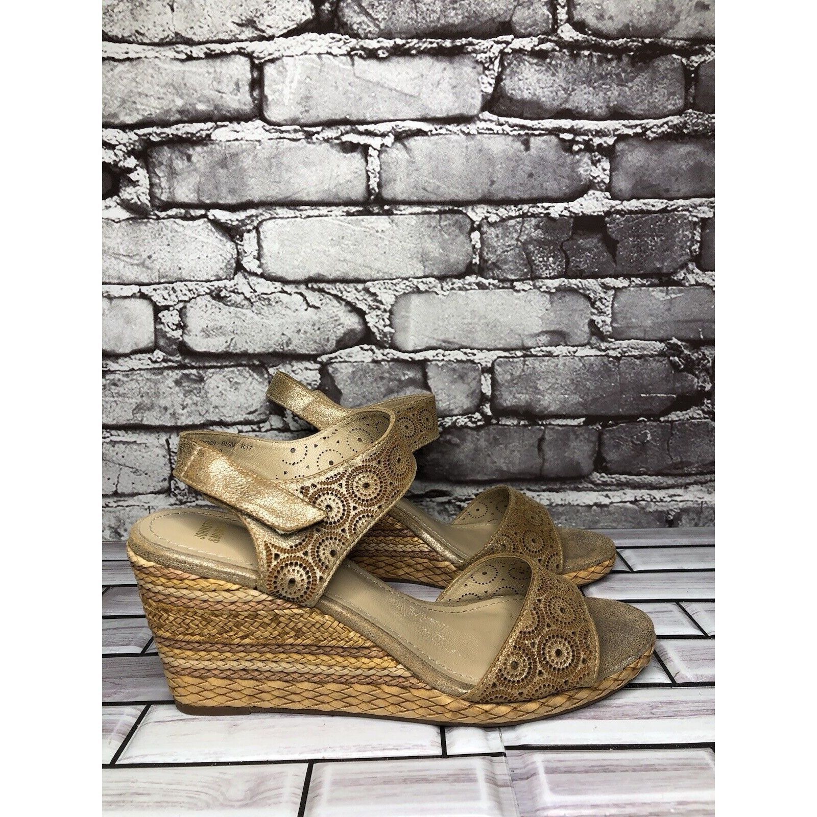 Johnston & Murphy Johnston & Murphy Georgiana Metallic Gold Leather Wedge Stra Size US 9.5 / IT 39.5 - 17 Thumbnail
