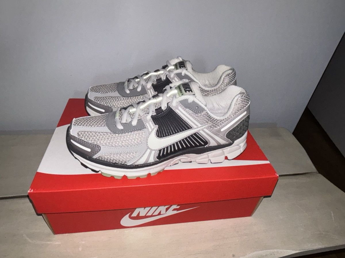 Nike Nike Zoom Vomero 5 Size US 7 / EU 40 - 3 Thumbnail